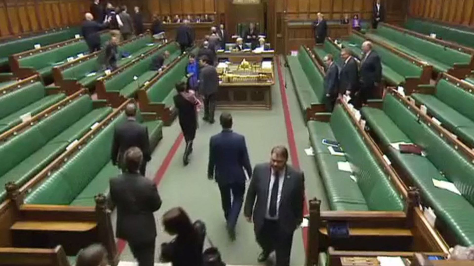 La députée conservatrice Chloe Smith marche avec son bébé dans les bras pour aller voter, alors que le gouvernement May fait passer une législation sur le Brexit au Parlement en 2018