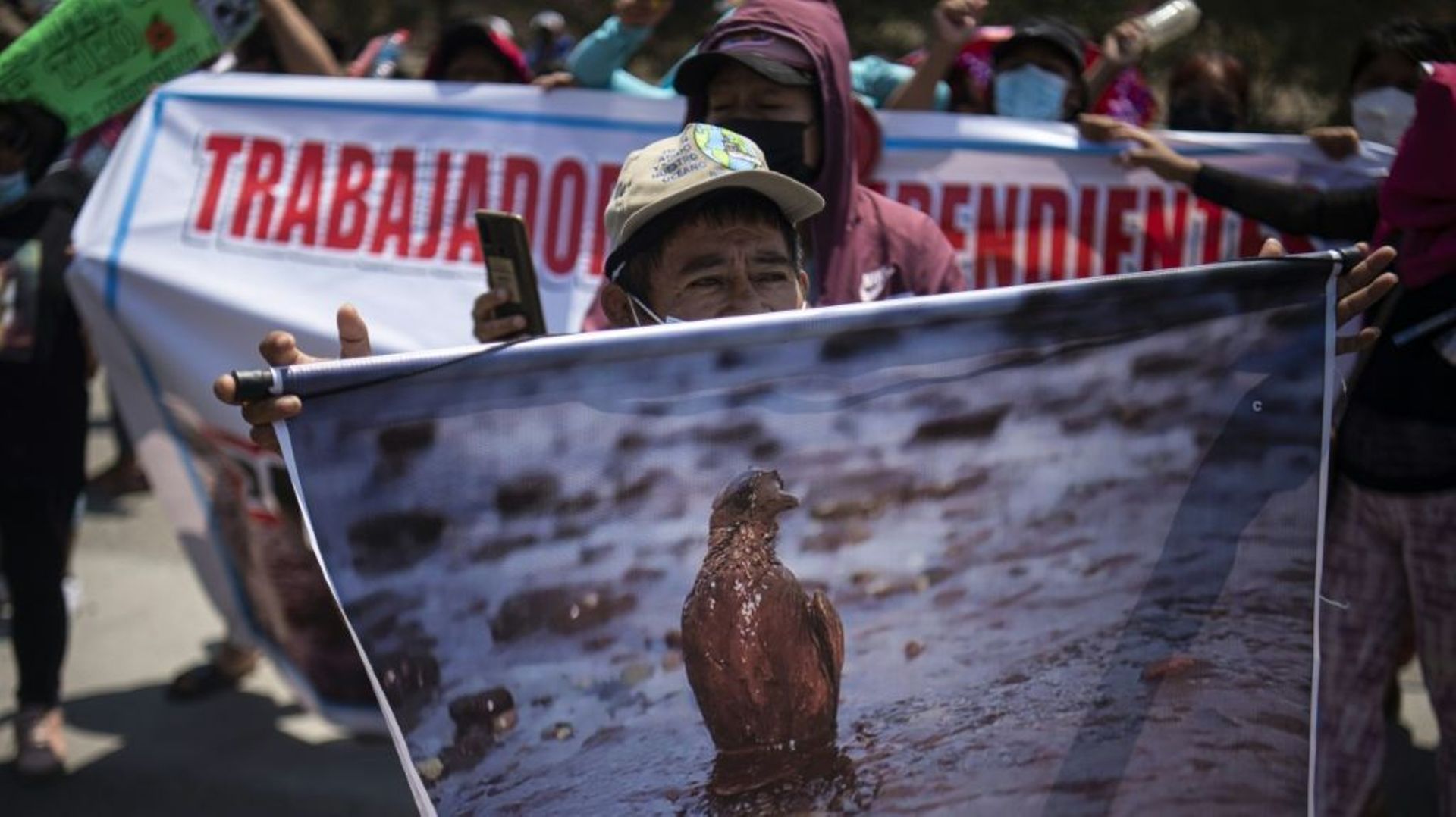 Manifestation de protestation le 3 février 2022 devant la raffinerie de La Pampilla, à 30 km au nord de Lima, contre la compagnie espagnole Repsol responsable de la pollution à la mi-janvier de cette zone côtière du Pérou