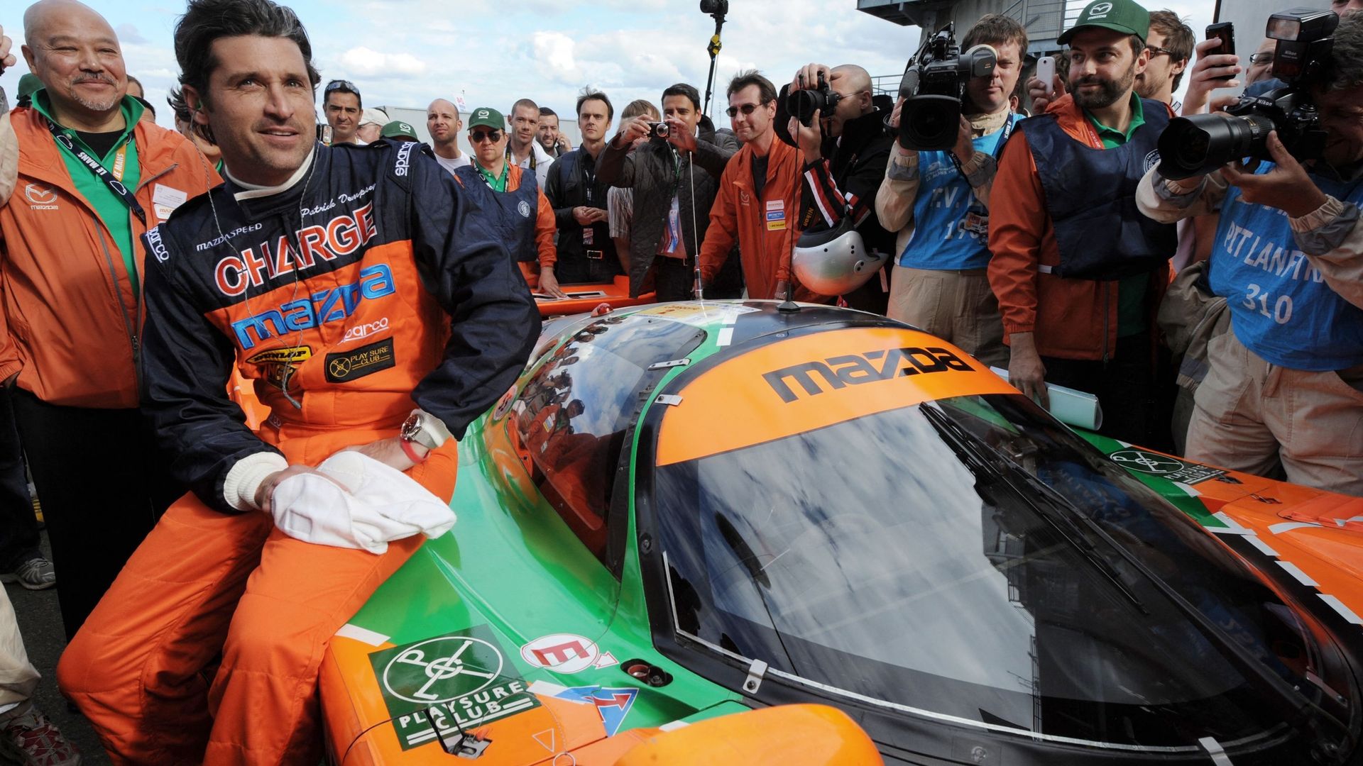 L’acteur et pilote américain Patrick Dempsey pose avant la deuxième séance de qualification à la 79e édition de la course d’endurance des 24 heures du Mans, au Mans.