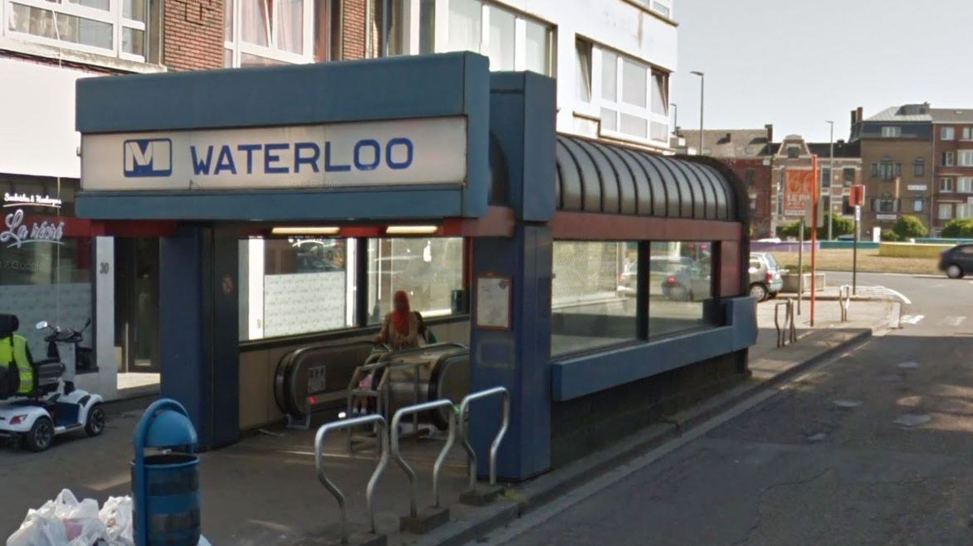 Enrée de la station de métro Waterloo à Charleroi.