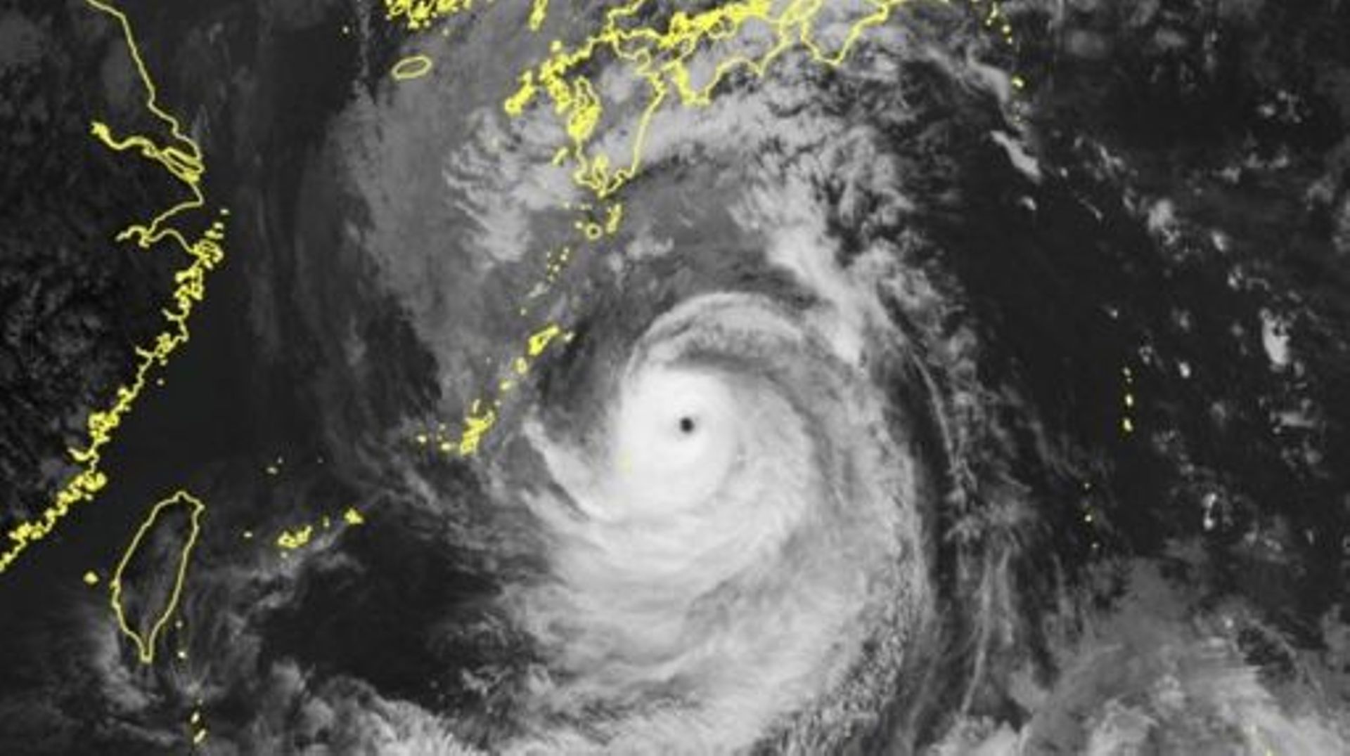 Le Japon se prépare au passage du "très dangereux" typhon Nanmadol