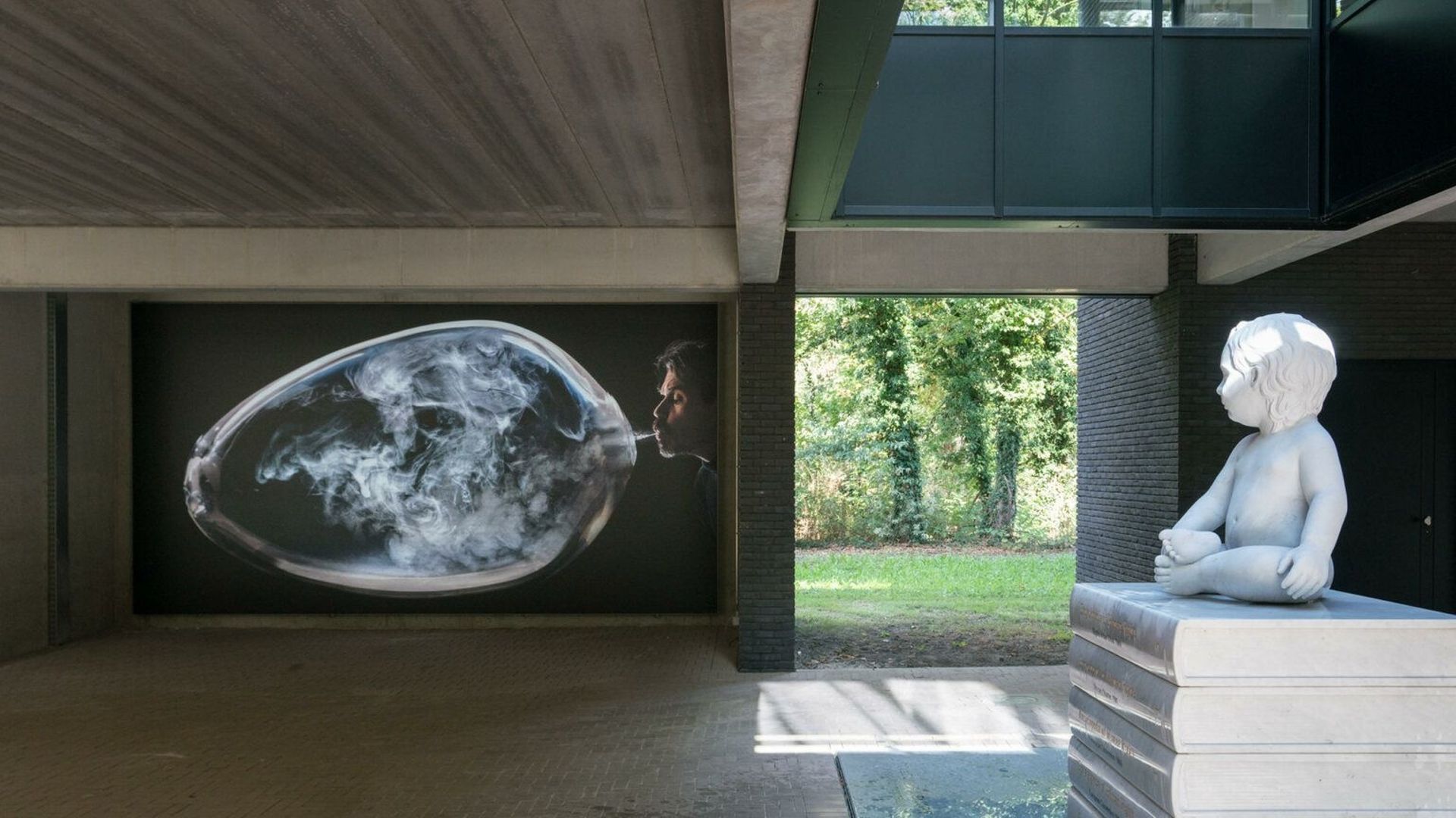 Photographie de l’espace d’exposition "Labiomista" situé à Genk. Projet mené conjointement par l’artiste Koen Vanmechelen et la ville de Genk.