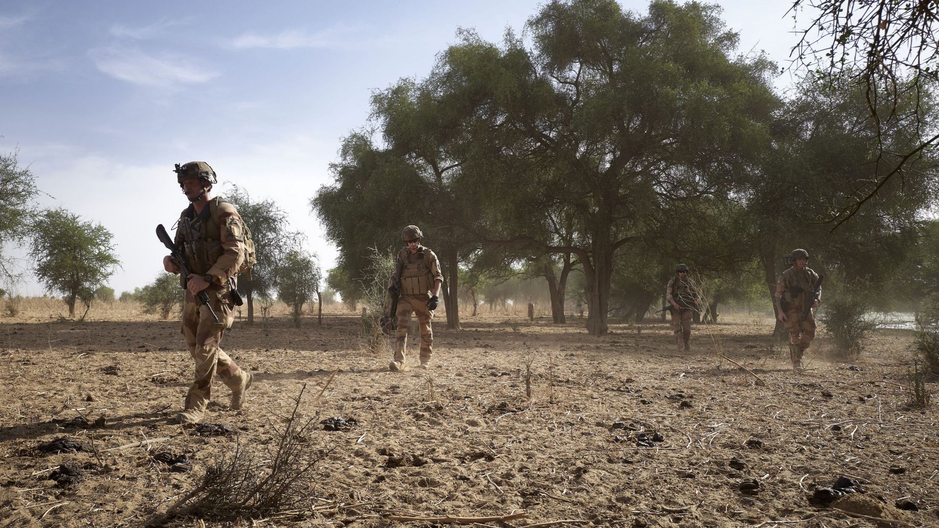 Un groupe de soldats de l'armée française patrouille dans la forêt de Tofa Gala lors de l'opération Bourgou IV dans la région du Sahel au nord du Burkina Faso le 9 novembre 2019. C'est la première fois que l'armée française, les armées nationales et la fo