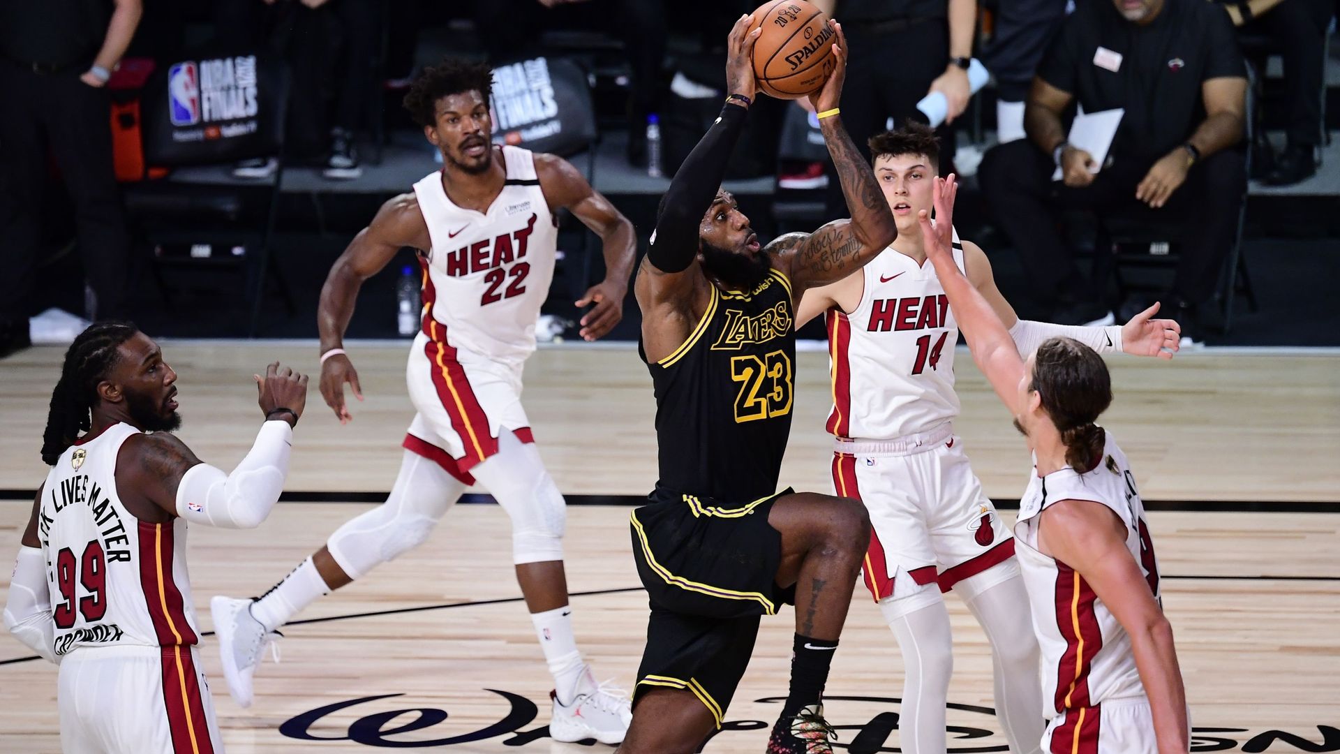 LeBron James et les Lakers n'ont à nouveau pas fait de sentiments contre le Miami Heat pour le 2e match de la finale des playoffs NBA