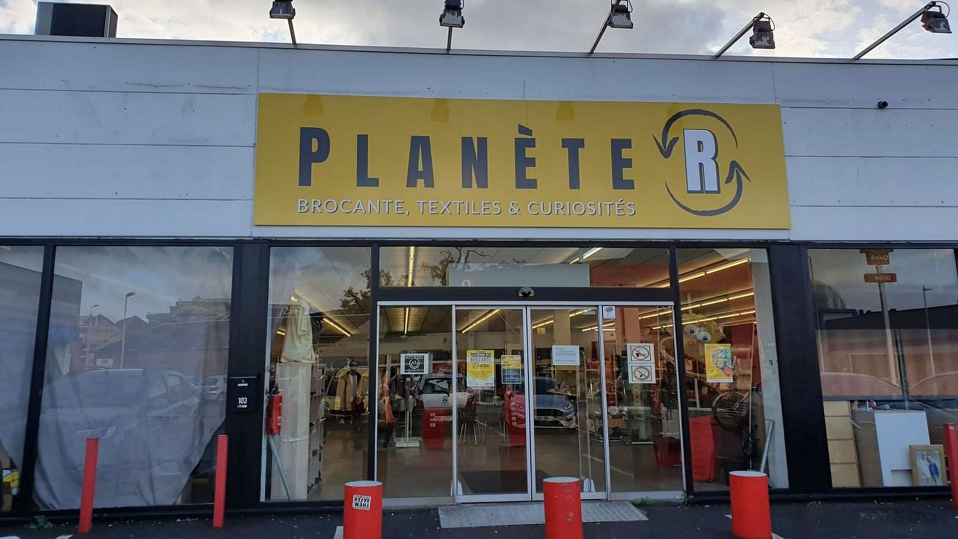 Planète R, magasin de seconde main de Terre ASBL à Liège
