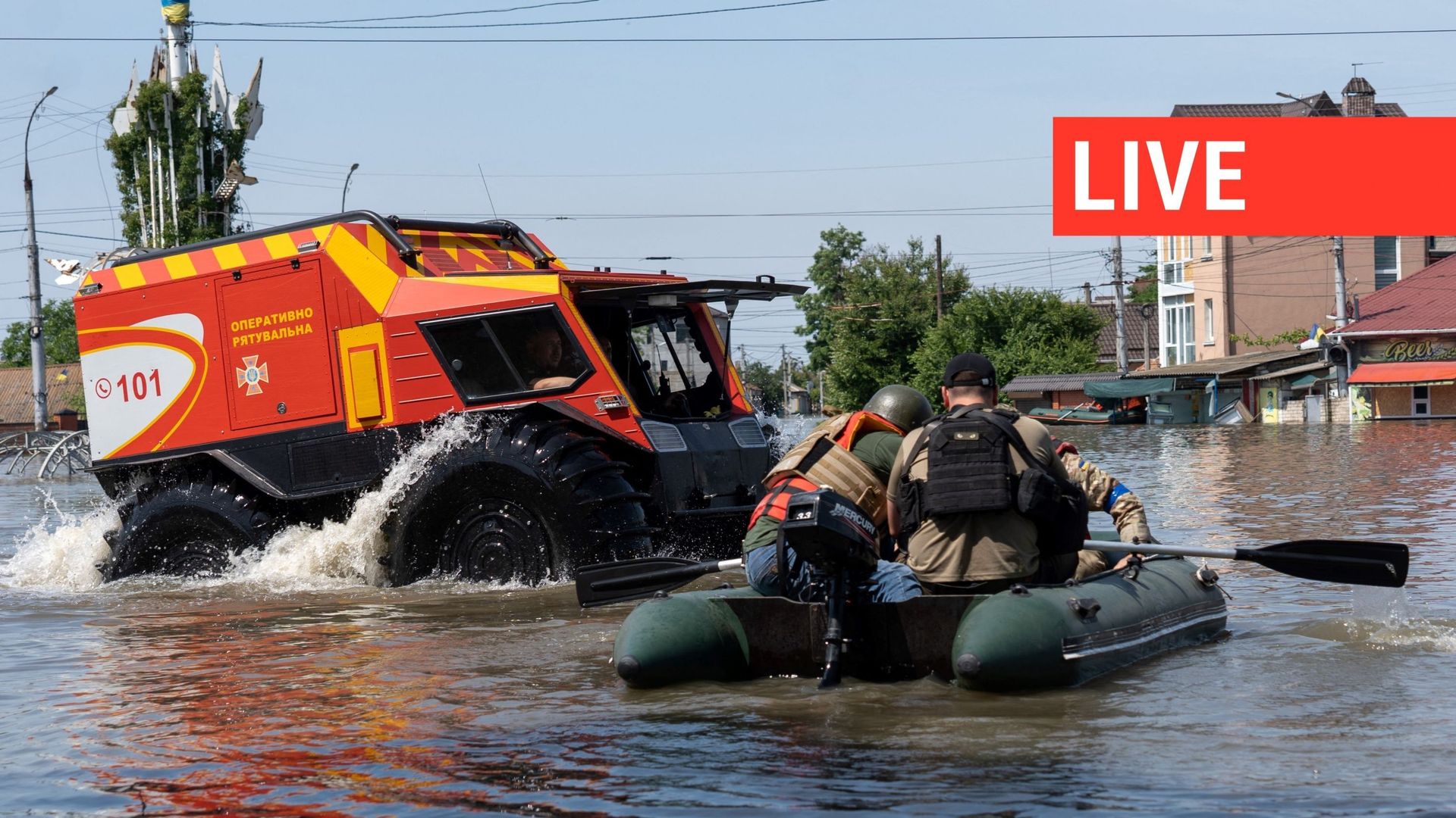 Les forces de sécurité ukrainiennes transportent des habitants dans un bateau lors d’une évacuation d’une zone inondée à Kherson, le 7 juin 2023.