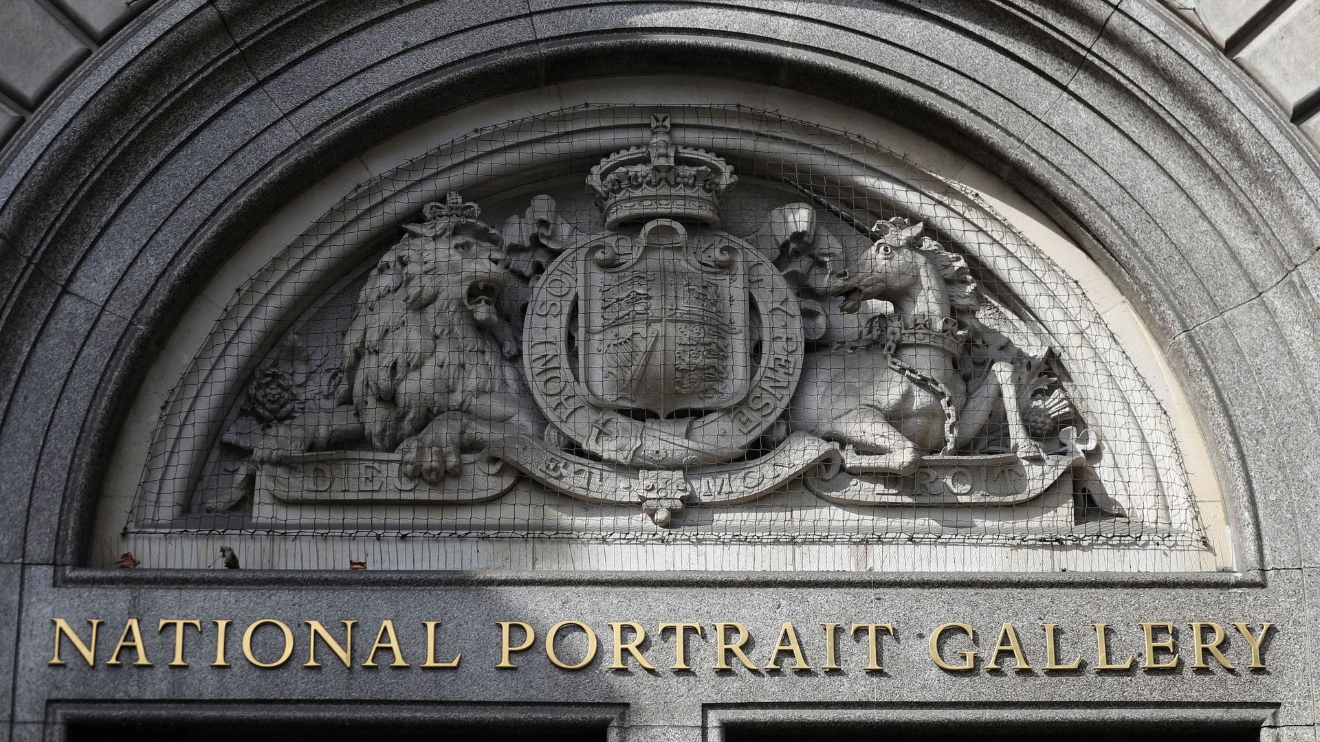 Photographie de l’entrée du National Portrait Gallery à Londres.
