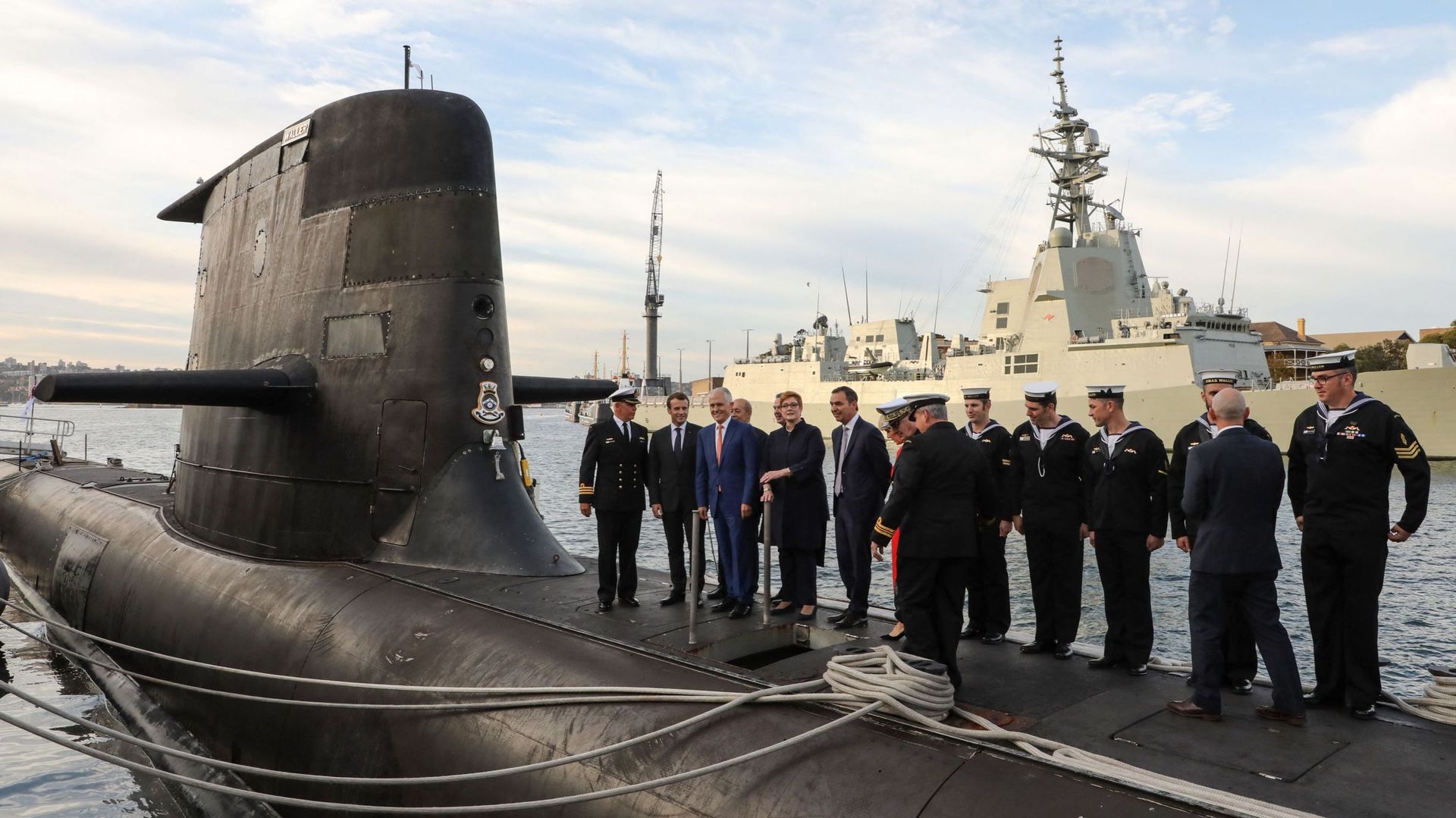 Cette photo prise le 2 mai 2018 montre le président français Emmanuel Macron et le Premier ministre australien Malcolm Turnbull debout sur le pont du HMAS Waller, un sous-marin de classe Collins exploité par la Royal Australian Navy, à Garden Island à Syd