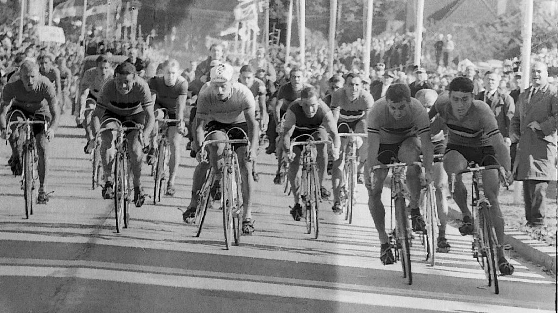 A droite de l’image, le sprint final entre Rik Van Looy et Benoni Beheyt lors des Mondiaux 1963.