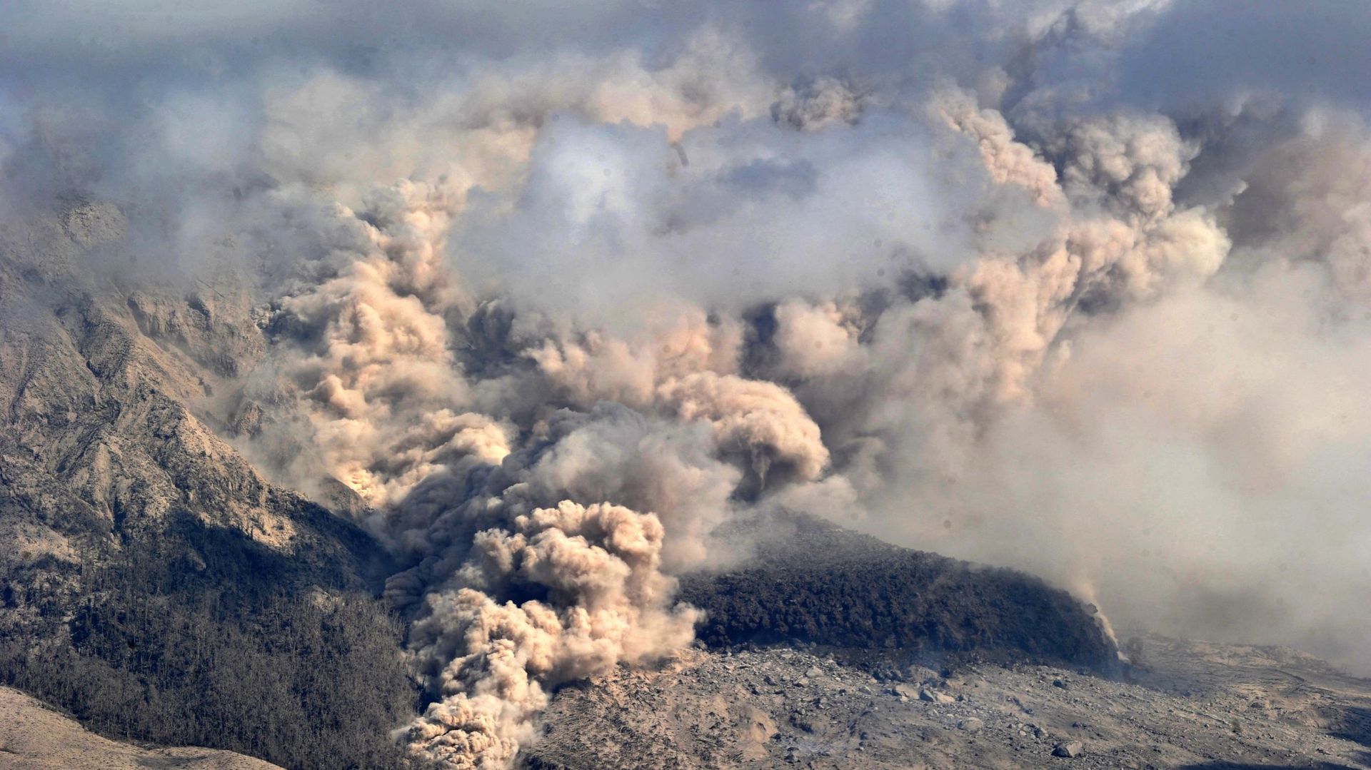 D'imposantes nuées de fumée se sont échappées du volcan