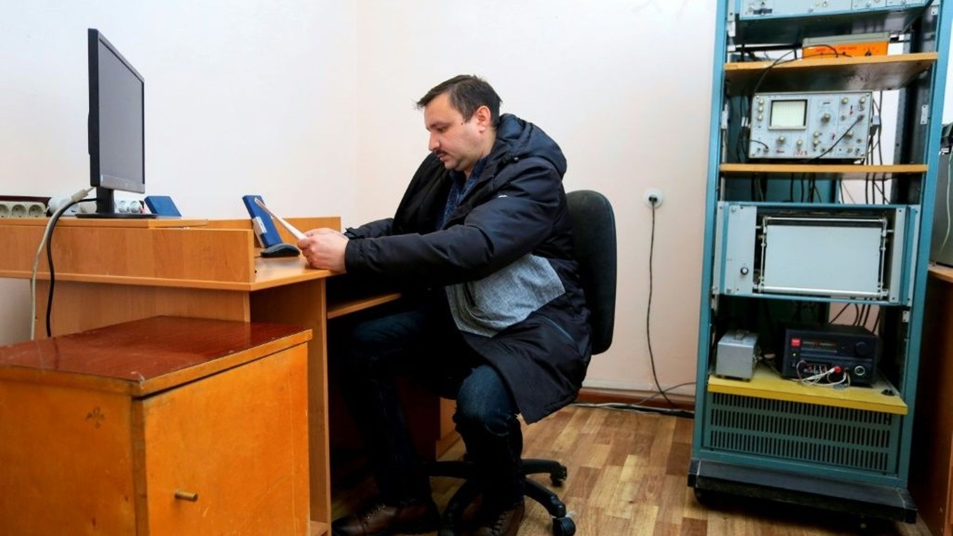 Le sismologue kazakh Grigory Kotchkarov au travail dans la station sismologique de montagne Medeo, dans les environs d'Almaty.