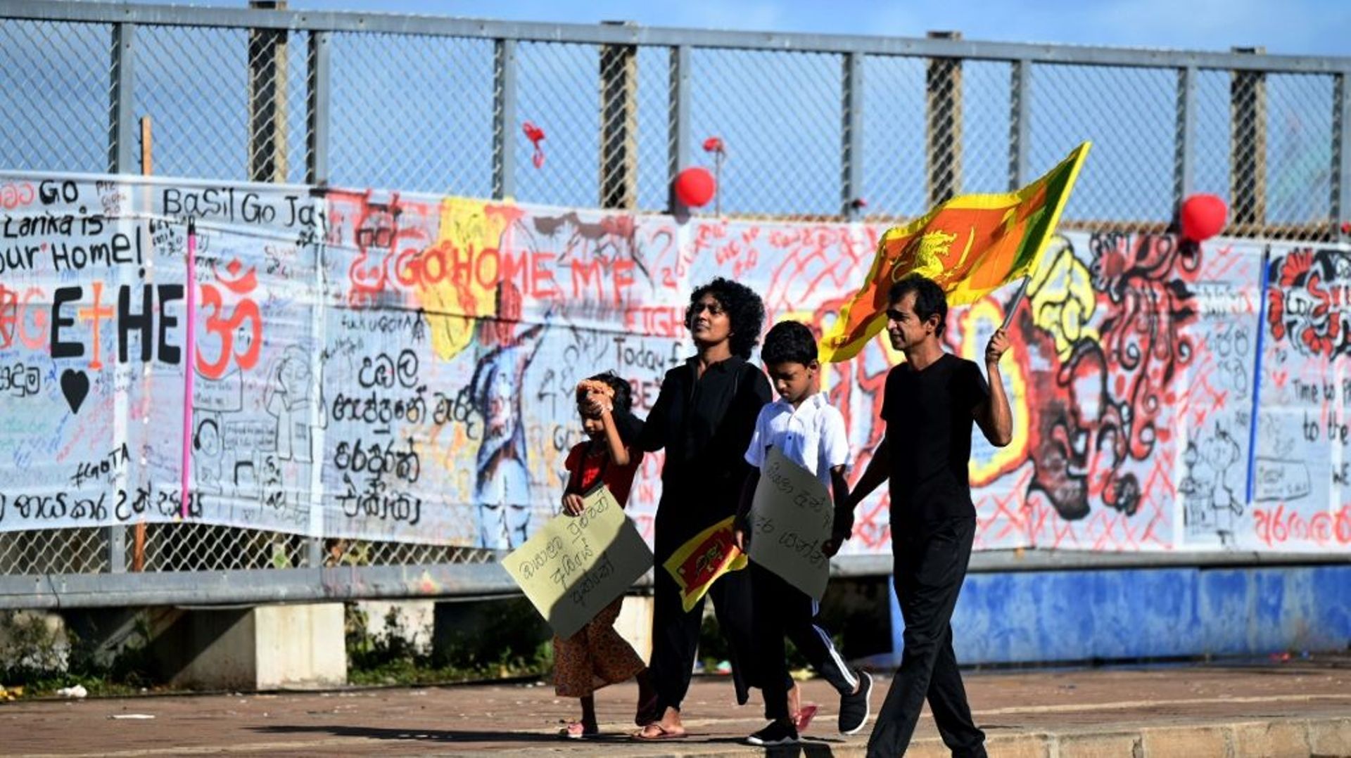 Une famille de manifestants marche vers le siège de la présidence à Colombo le 14 avril 2022