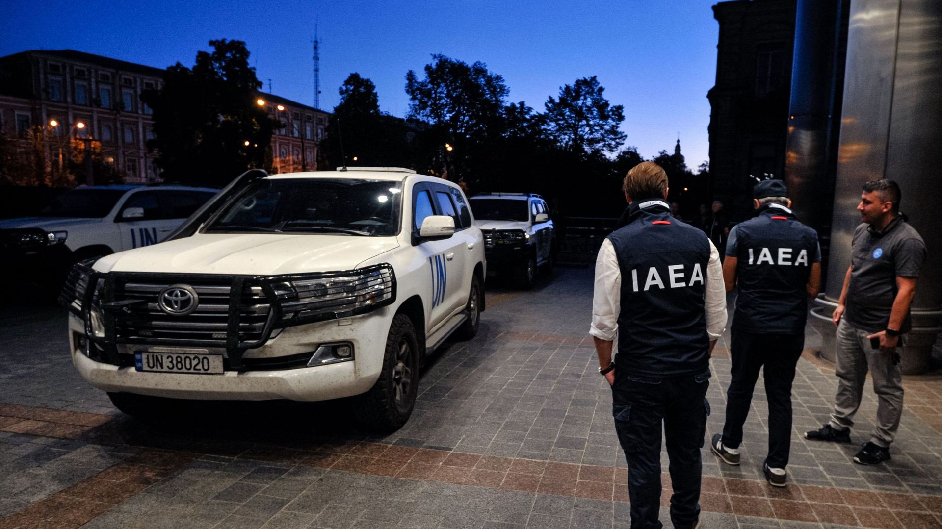 Des membres d'une équipe d'inspection de l'Agence internationale de l'énergie atomique (AIEA) se tiennent devant l'hôtel Hyatt à Kiev, le 31 août 2022, avant de se rendre à la centrale nucléaire de Zaporizhzhia, tenue par les Russes, dans le sud de l'Ukra