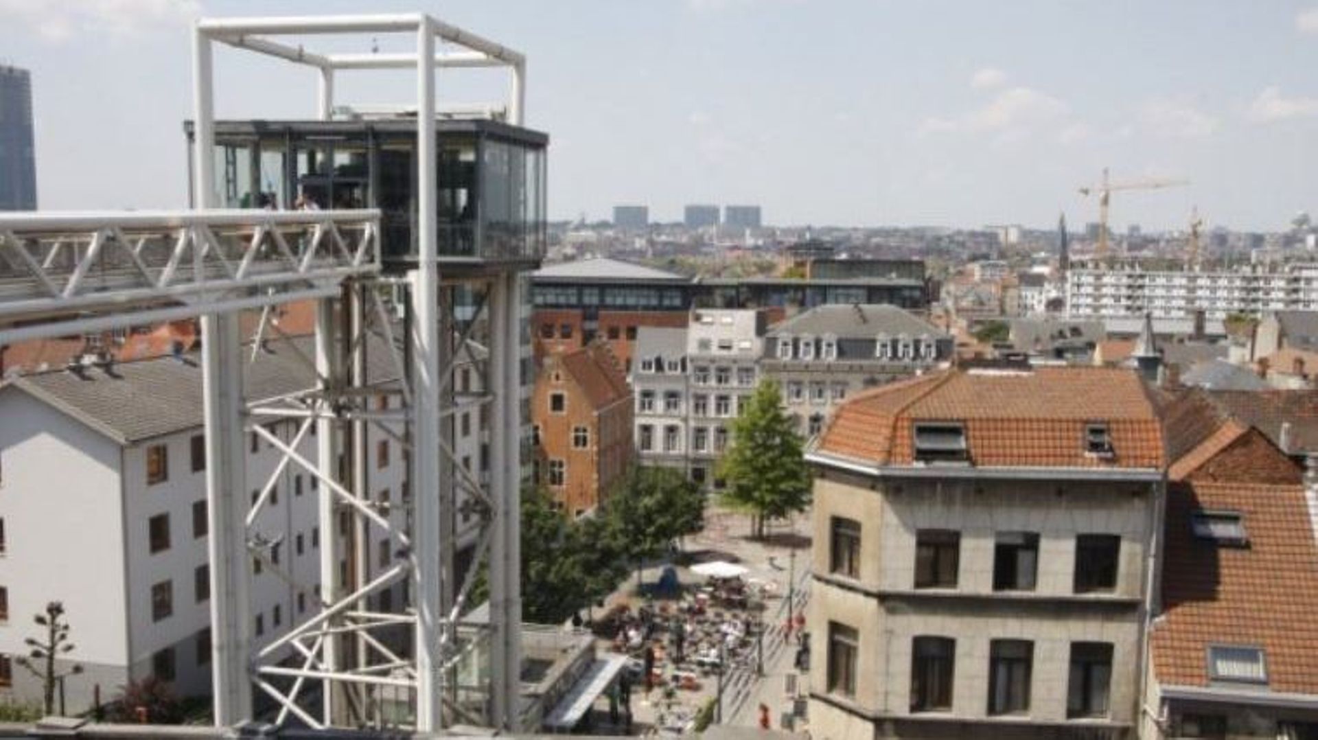 La tour et la passerelle de l’actuel ascenseur, vues depuis le Palais de justice