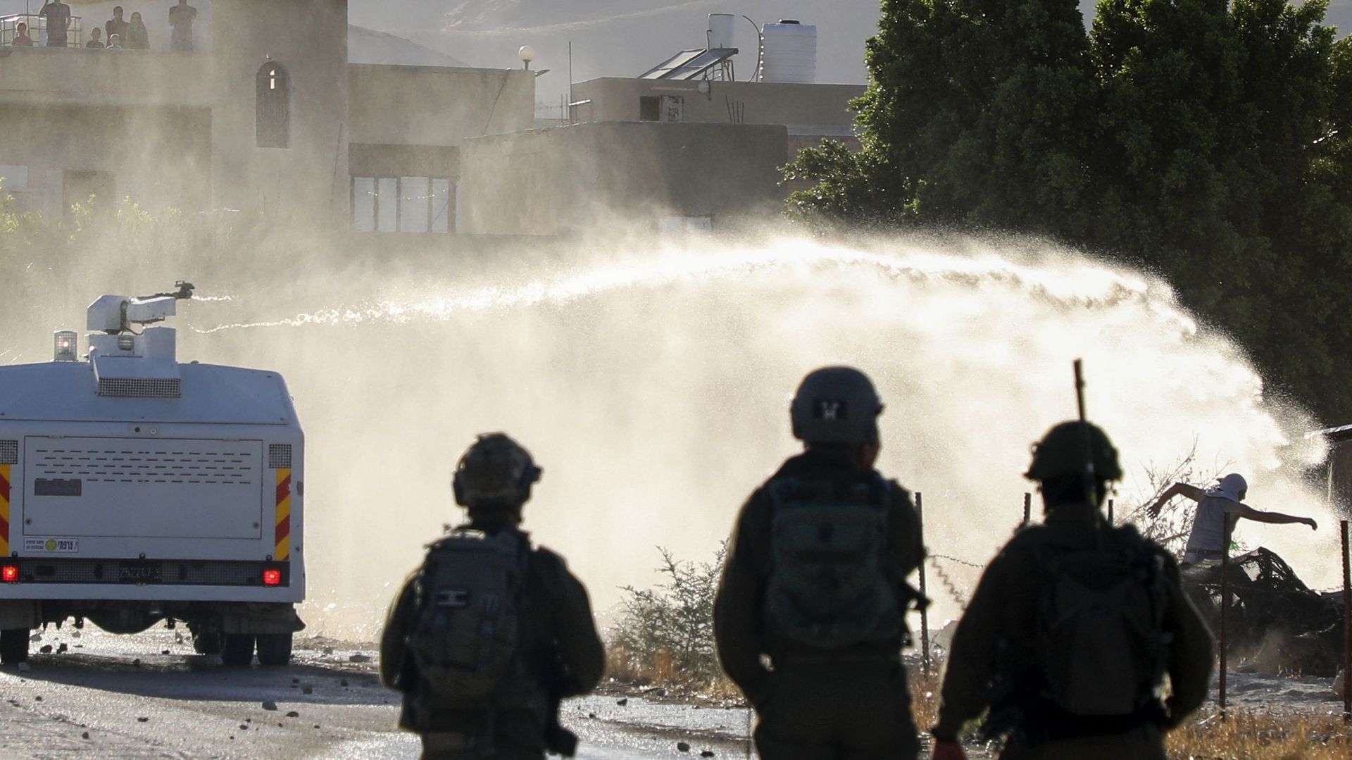 Dans la vallée du Jourdain, l’armée israélienne disperse une manifestation de Palestiniens contre l’annexion de leur territoire par Israël.