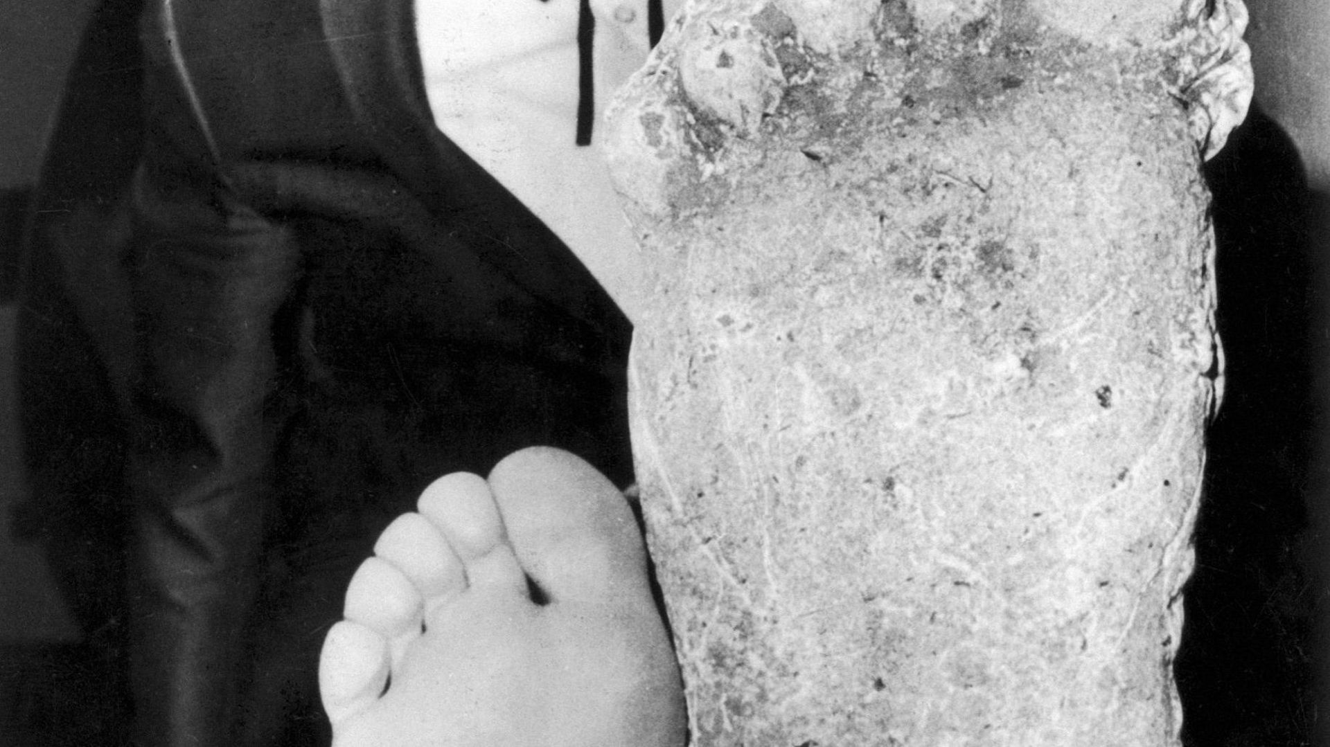 Roger Patterson compare la taille de son pied avec un moulage d’empreinte du Bigfoot qu’il a pu filmer.