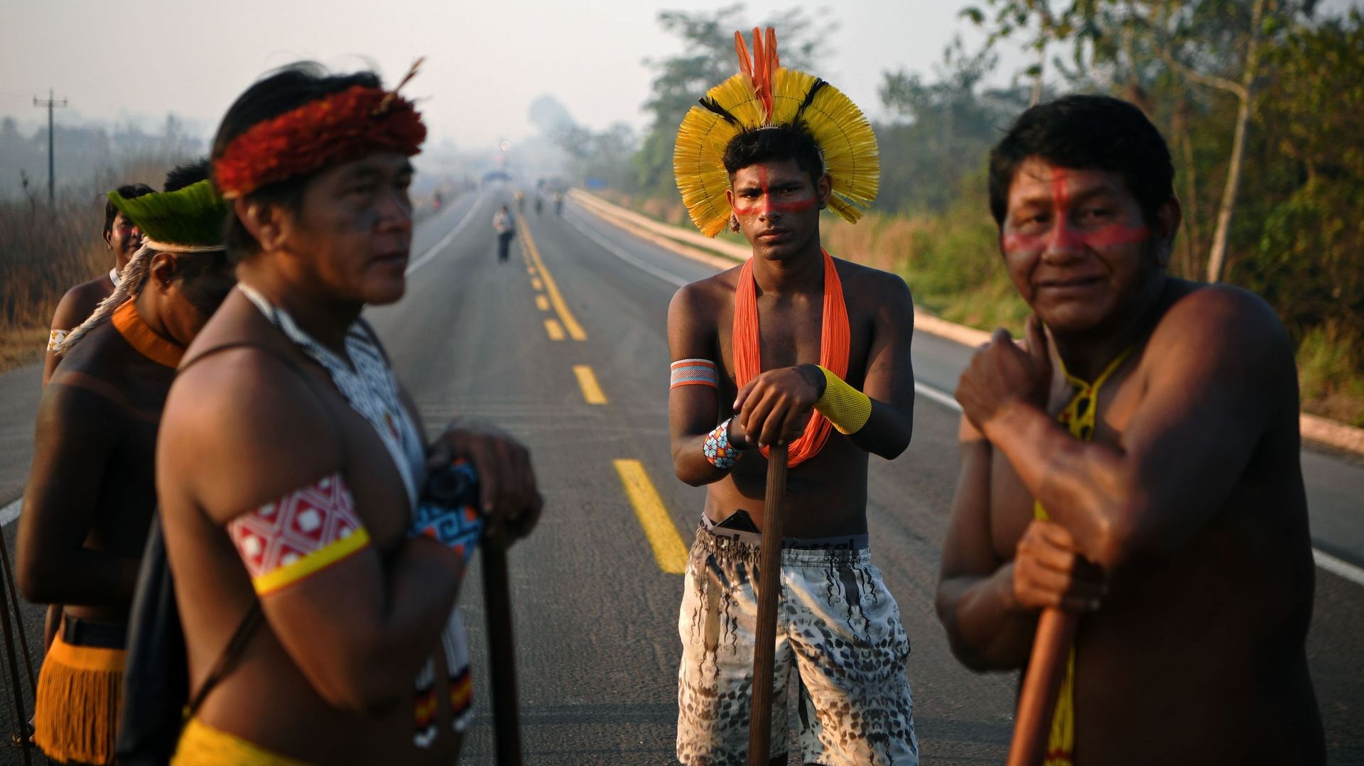 Des membres de la tribu amazonienne des Kayapo bloquent une route dans l'Etat du Para, au Brésil, pour protester contre la déforestation et le manque de soutien du gouvernement contre le Covid-19, le 17 août 2020