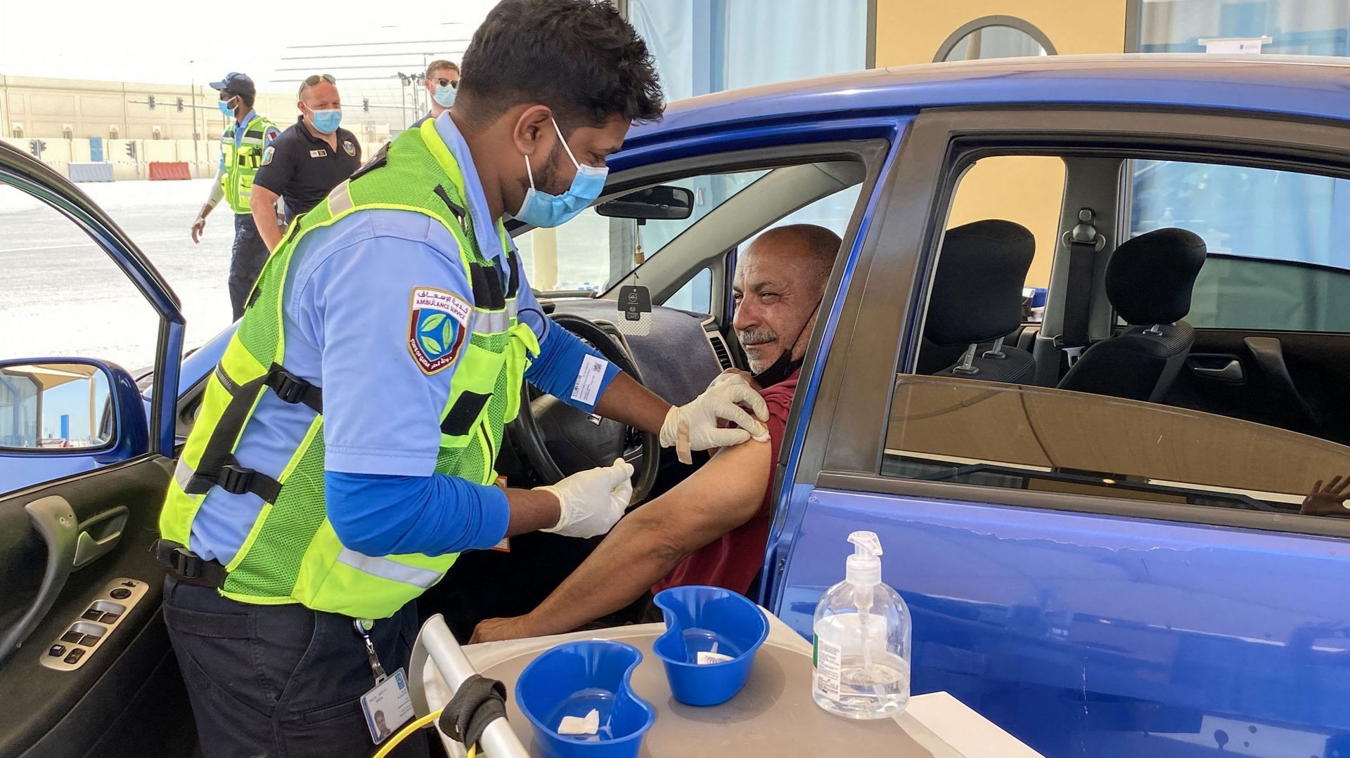 Un agent de santé inocule un homme contre le coronavirus dans un centre de vaccination à accès direct dans la ville d'al-Wakrah, au nord de la capitale du Qatar Doha, le 31 mars 2021. 
