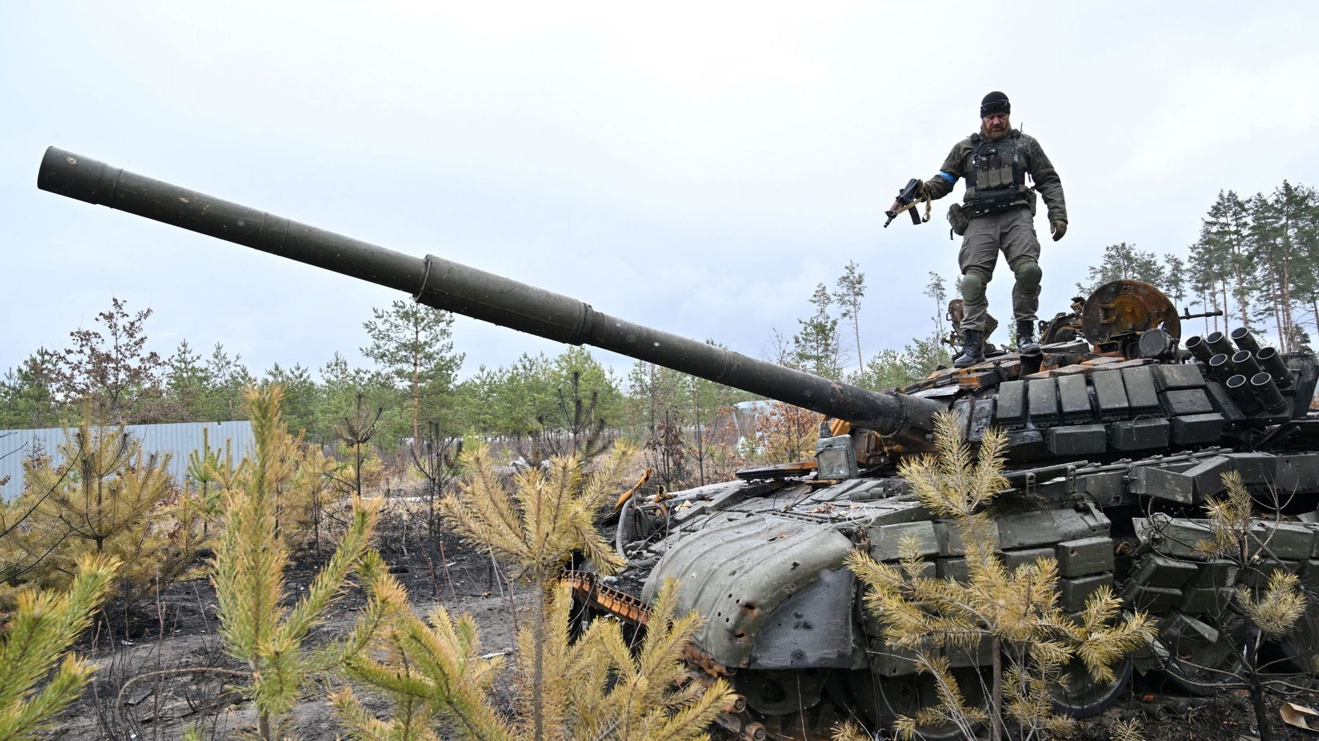Un soldat ukrainien sur un char russe en avril 2022