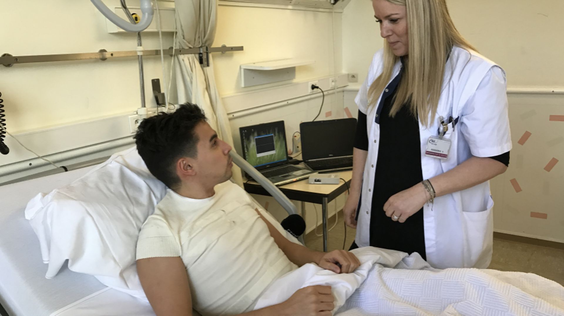 Les techniciens et chercheurs travaillent activement sur le "t-shirt connecté". Valérie Rossignol, infirmière-chef de services au CHU de Liège, vient d'enfiler le vêtement du futur à Flavien Grandjean. Cet étudiant en médecine teste le vêtement pour la bo