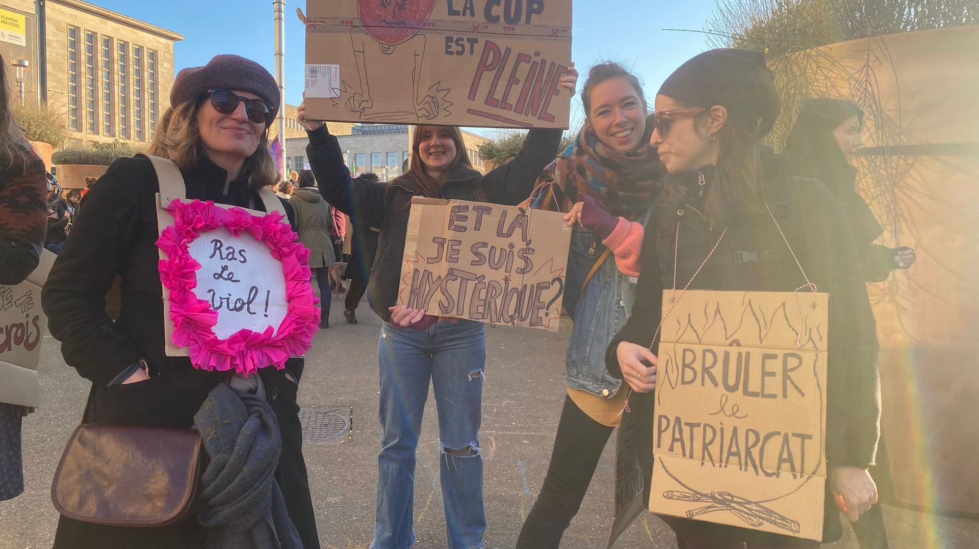 "Ras le viol", "Brûler le patriarcat", autant de pancartes brandies par les manifestantes.