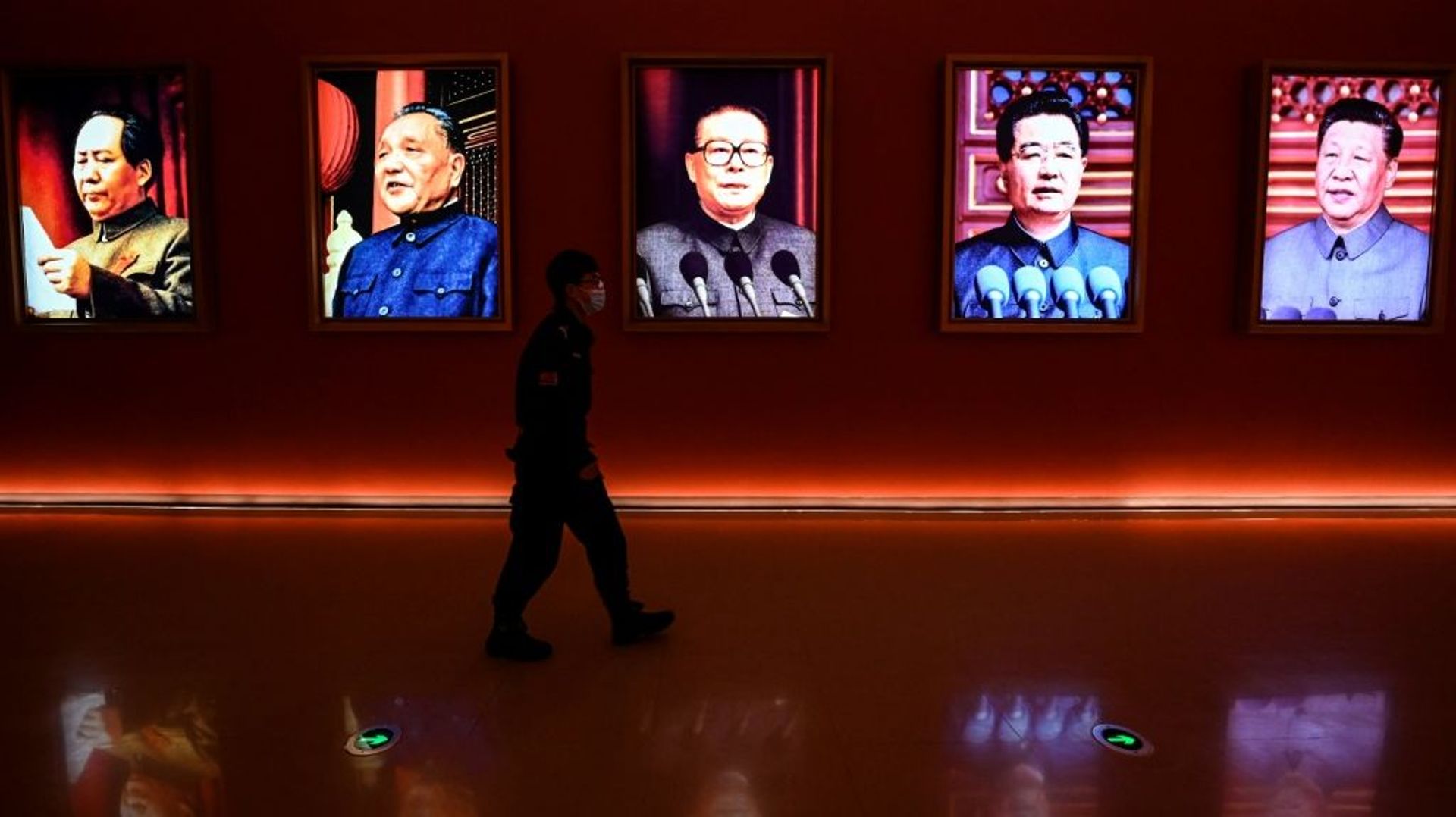 Un homme passe devant es portraits de Mao, Deng Xiaoping, Jiang Zemin, Hu Jintao et Xi Jinping, à Yan'an, en Chine, le 15 octobre 2022.