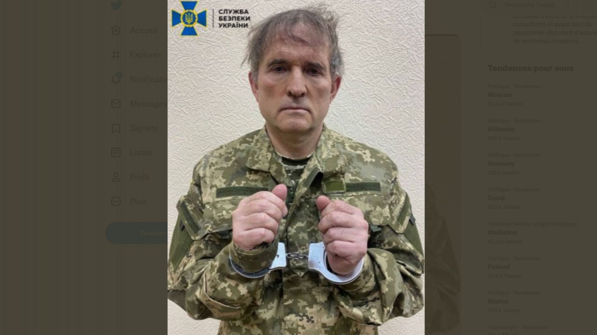 Photo non datée et non localisée publiée le 12 avril 2022 par le Service de sécurité ukrainien de Viktor Medvedtchouk avec les menottes aux poignets