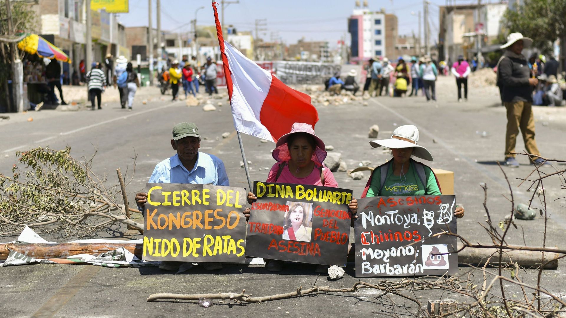 Des manifestants demandent la démission de Dina Boluarte à La Joya, dans le sud du Pérou, le 6 janvier 2023.