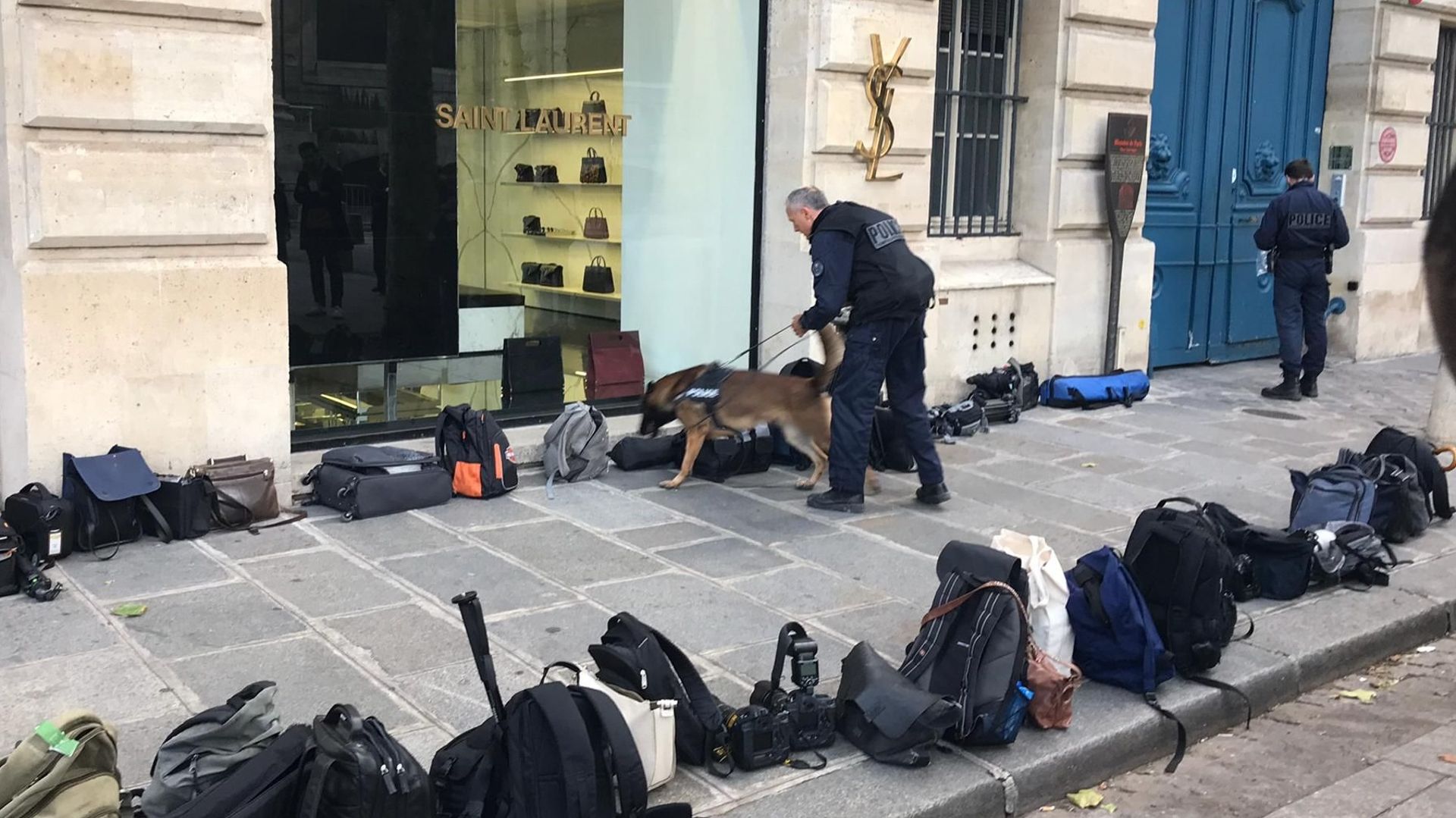 Des chiens renifleurs à l'affût du matériel des journalistes, aux abords de l'église Saint-Sulpice à Paris