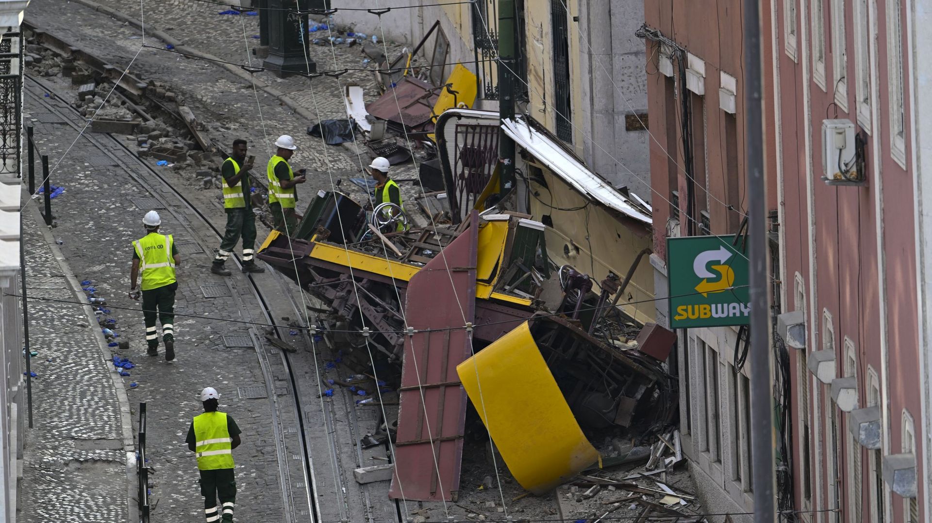 Accident mortel du funiculaire de Lisbonne : "la déconnexion du câble entre les deux cabines" serait à l’origine du déraillement