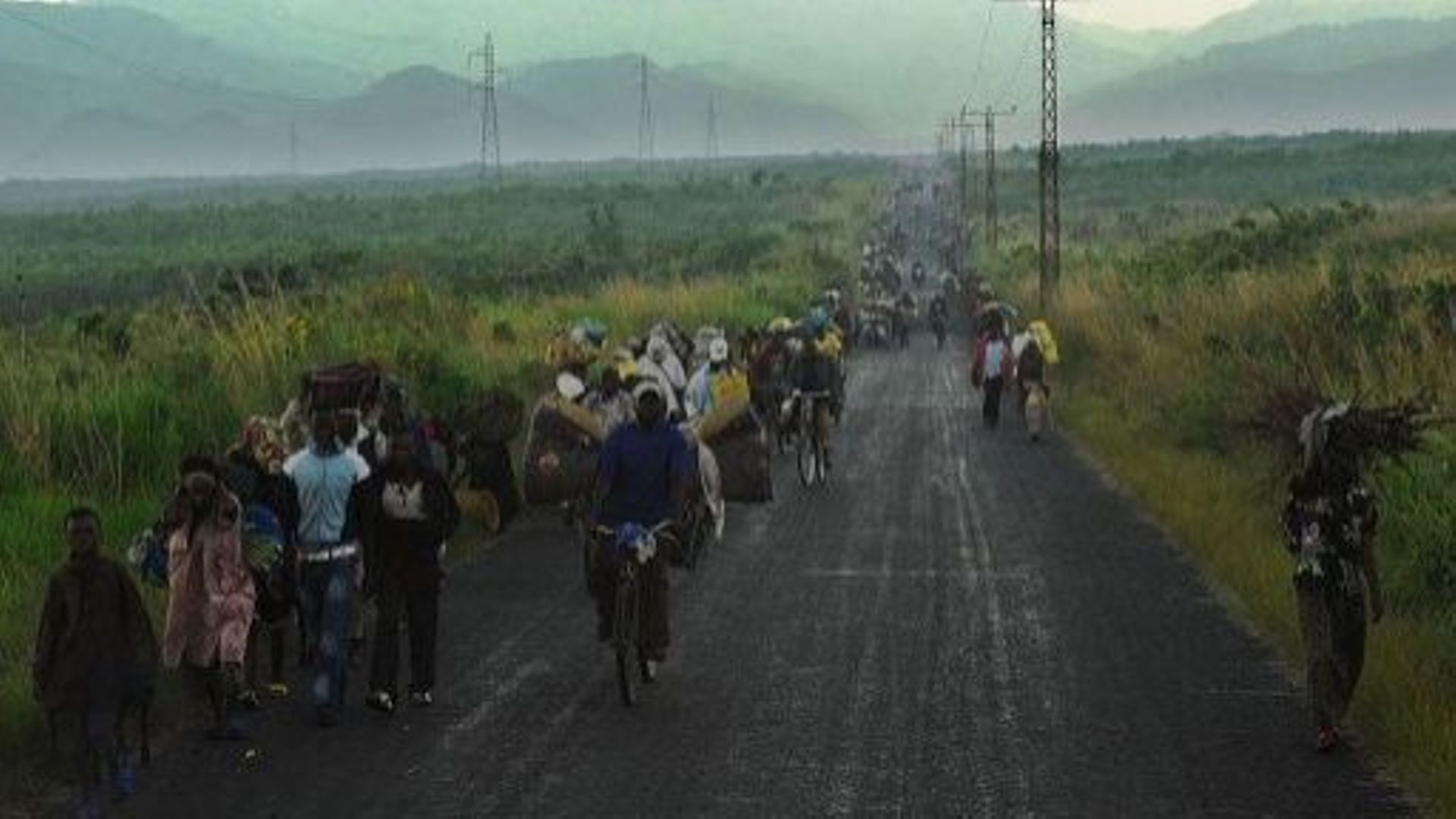 Des Congolais fuient Sake, devant l'avancée des rebelles du M23, le 23 novembre 2012 en République démocratique du Congo