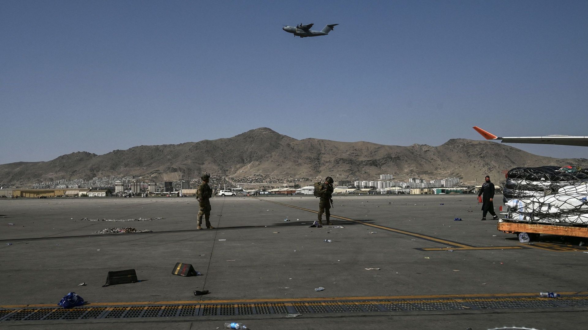 Des soldats américains montent la garde sur le tarmac de l’aéroport de Kaboul, ce 16 août 2021