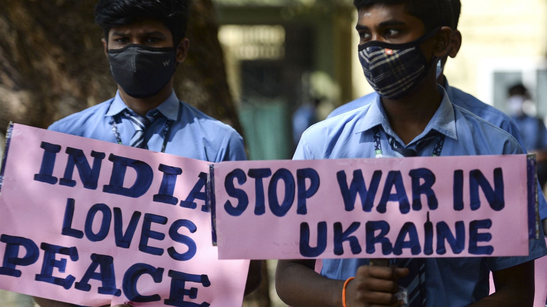 Des étudiants indiens tiennent des pancartes contre l'invasion de l'Ukraine par la Russie dans une école de Chennai, le 25 février 2022.