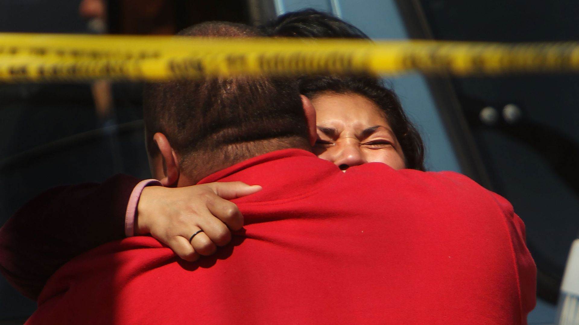 Des membres de la famille pleurent devant une voiture dans laquelle deux hommes gisaient morts le 22 mars 2010 à Juarez, au Mexique. Des crimes liés au trafic de drogue.
