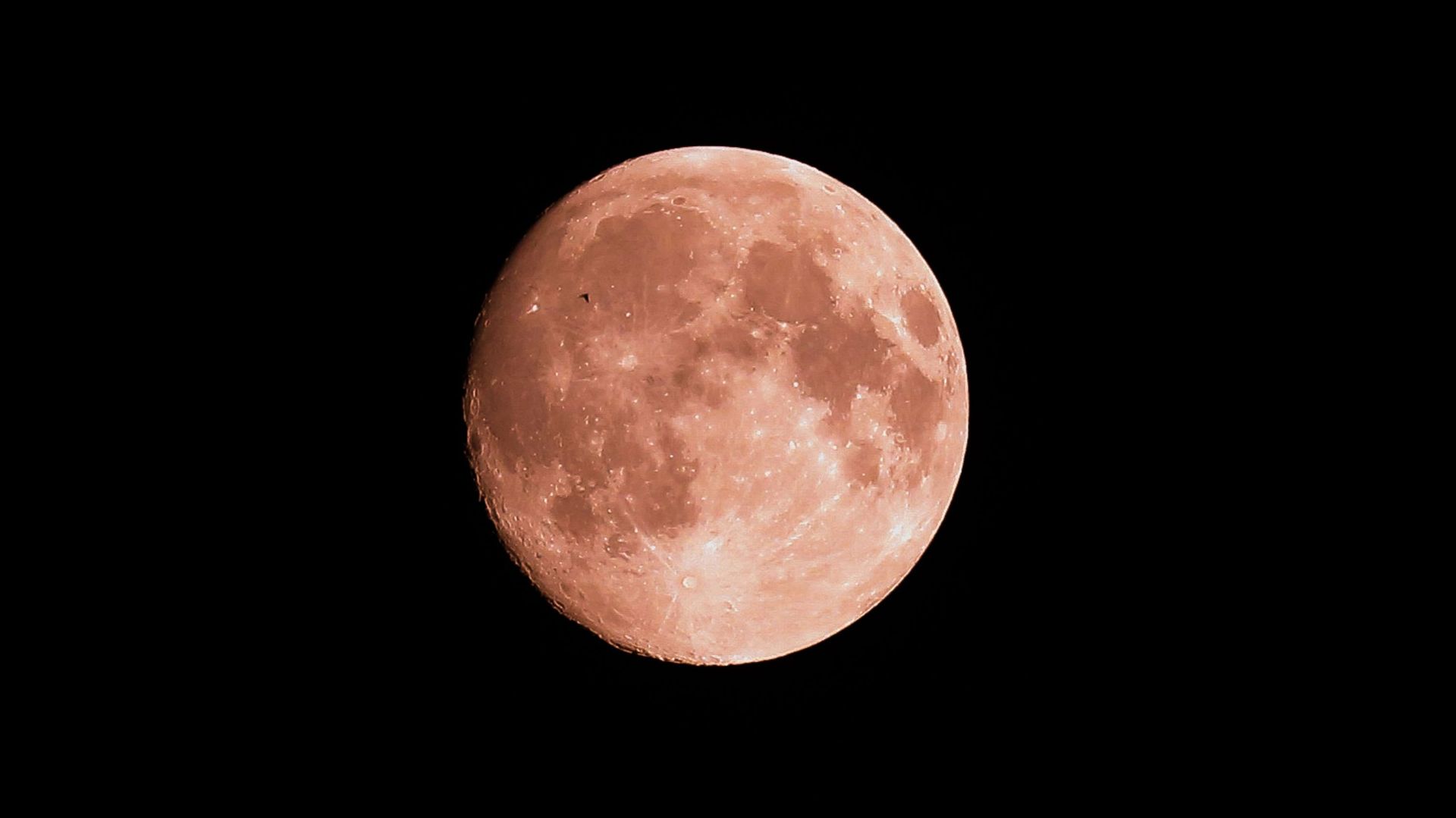 Certains parlent sinistrement de "lune de sang", mais le terme exagère la couleur véritable que prendra notre satellite.