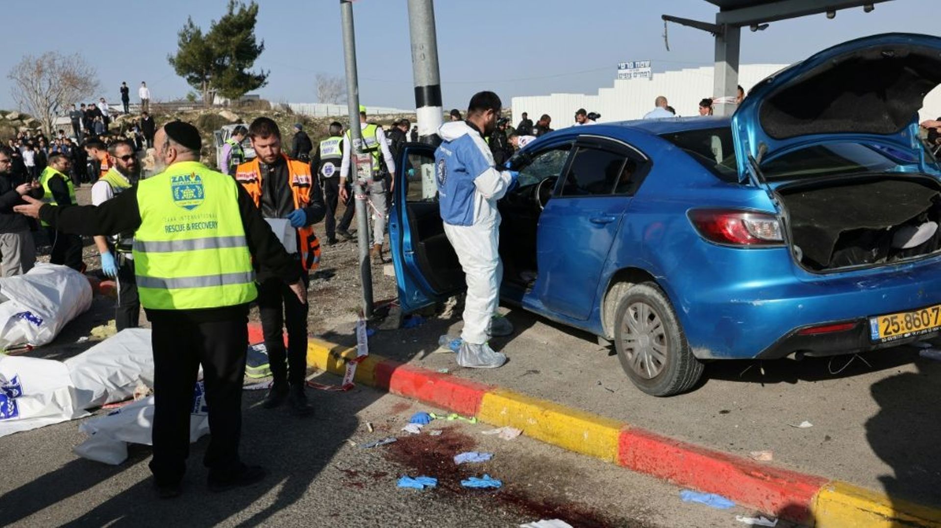 Des équipes de secours israéliennes sur les lieux d'un attentat à la voiture bélier, le 10 février 2023 à Jérusalem-Est