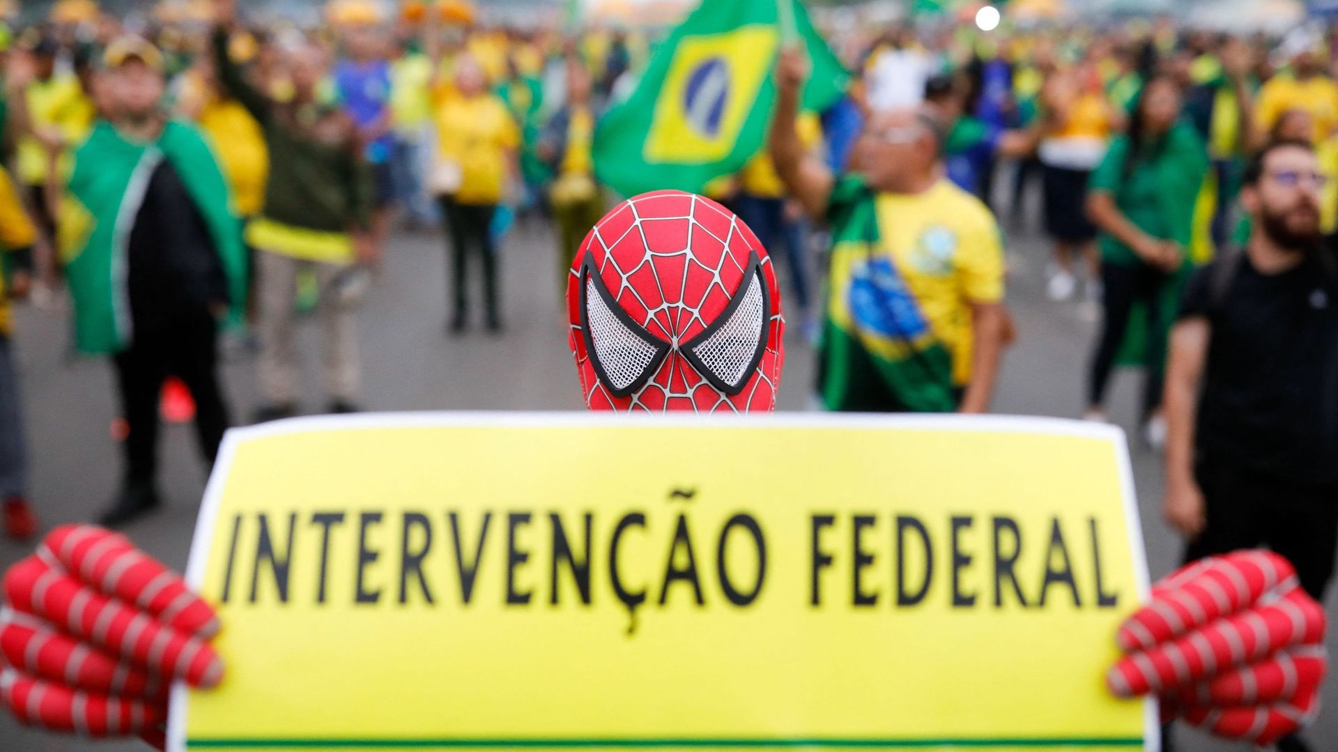 Un partisan du président brésilien Jair Bolsonaro porte un costume de Spider-Man alors qu'il participe à une manifestation pour demander une intervention fédérale devant le siège de l'armée à Brasilia, le 2 novembre 2022.