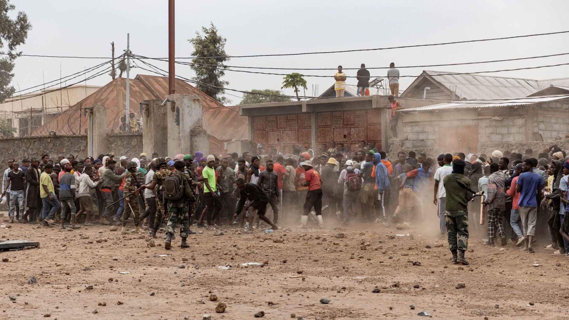 Des soldats des forces armées de la République démocratique du Congo tentent de contrôler une foule de manifestants qui prennent d'assaut une base de l'opération de maintien de la paix de l'ONU MONUSCO, à Goma, le 26 juillet 2022.