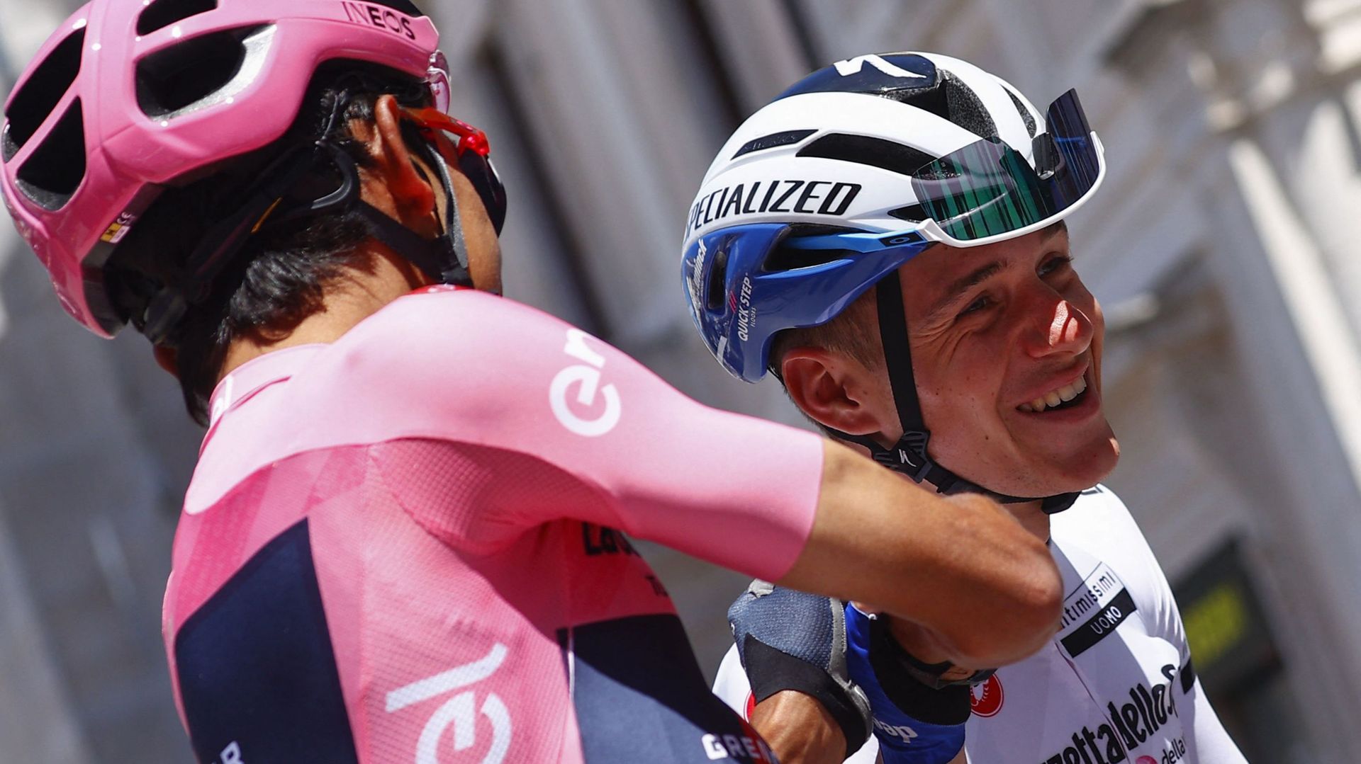 Remco Evenepoel avec le maillot blanc sur les épaules lors du Giro d’Italia 2021.