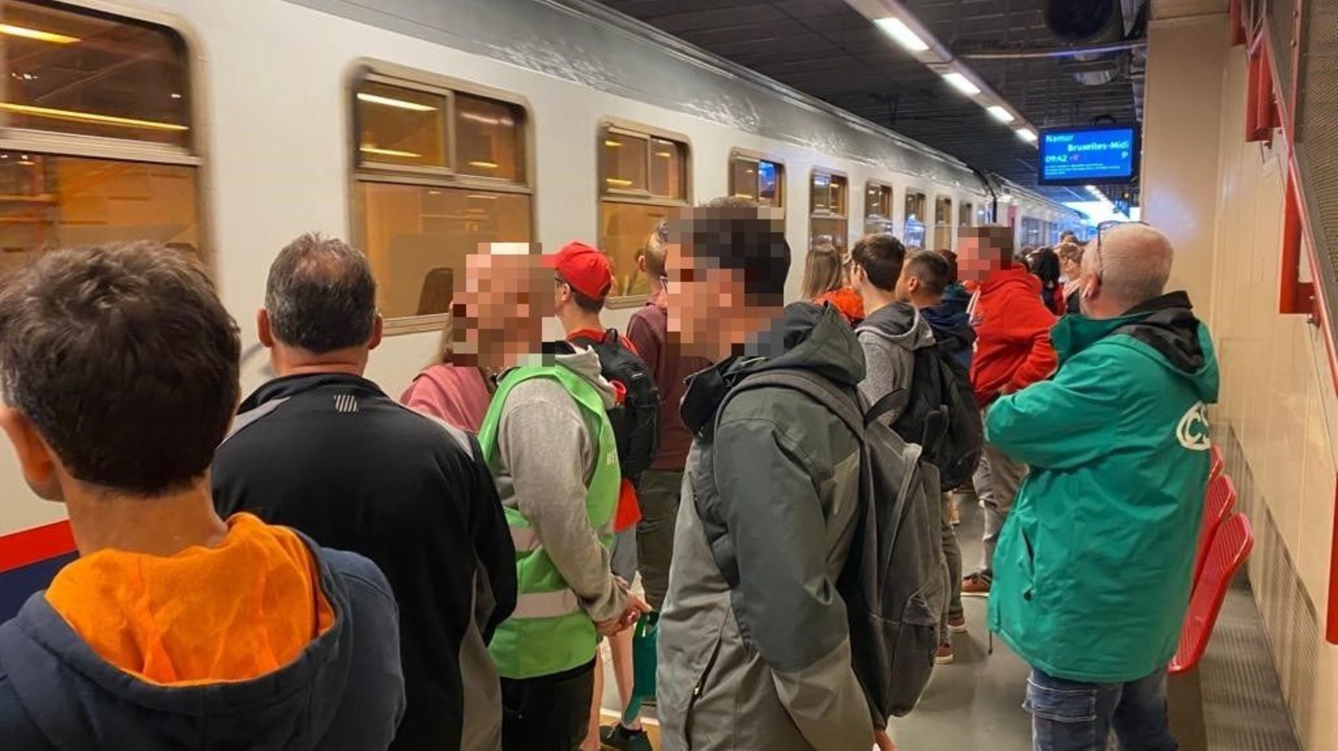 Des problèmes ont été constatés depuis Marbehan jusqu’à la gare de Namur où, même mal assis ou debout, tout le monde a pu embarquer.