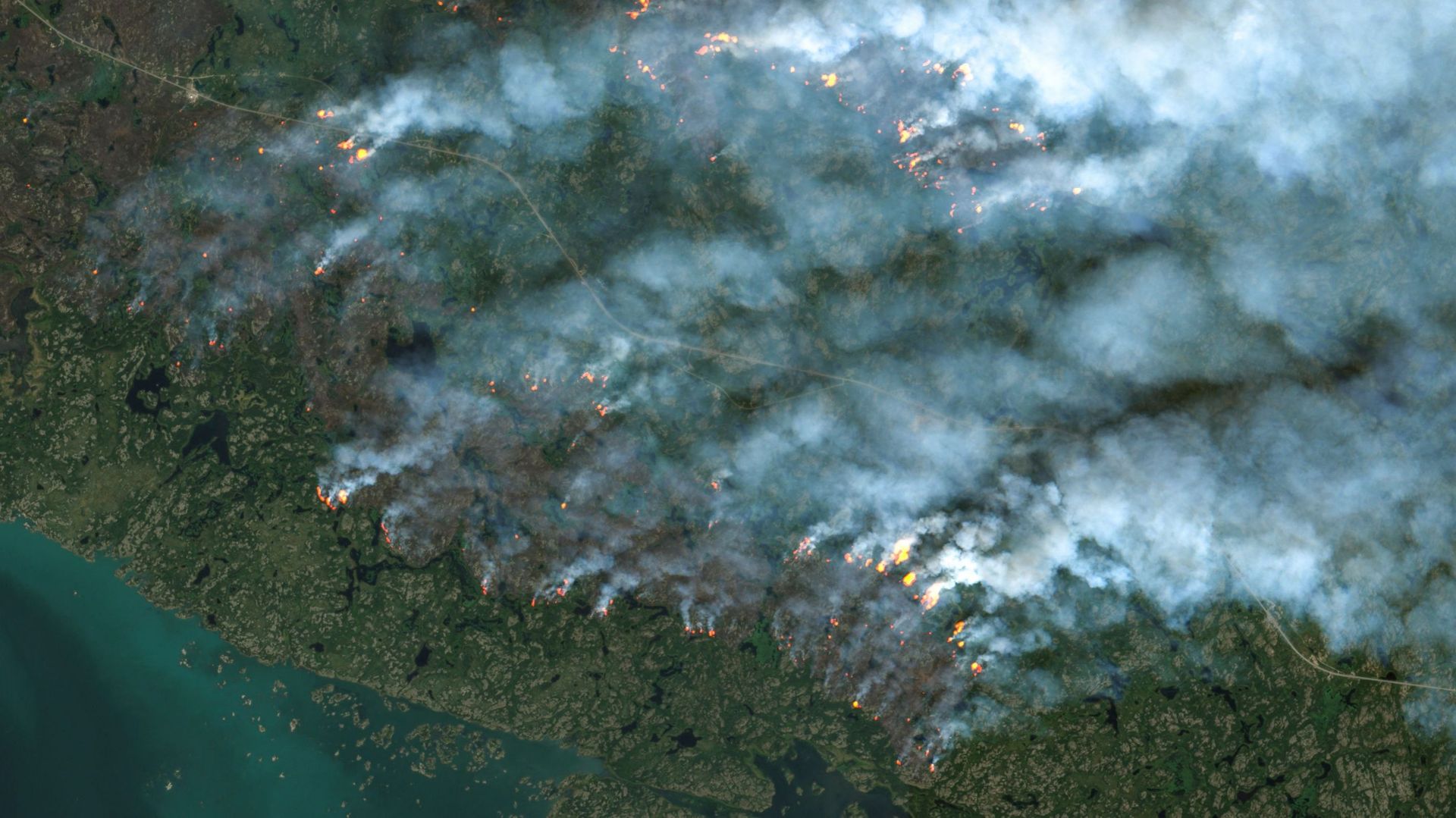 Cette image satellite fournie gracieusement par le satellite Copernicus Sentinel-2 de l’Agence spatiale européenne (ESA), prise le 16 août 2023, montre des incendies brûlant à Yellowknife, dans les Territoires du Nord-Ouest, au Canada.