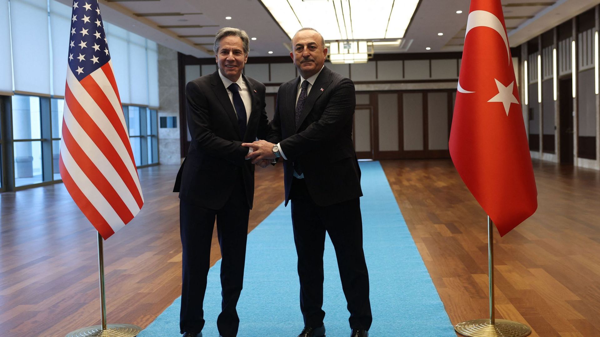 Le ministre turc des Affaires étrangères Mevlut Cavusoglu serre la main du secrétaire d'Etat américain Antony Blinken au complexe présidentiel à Ankarae, le 20 janvier 2023. 