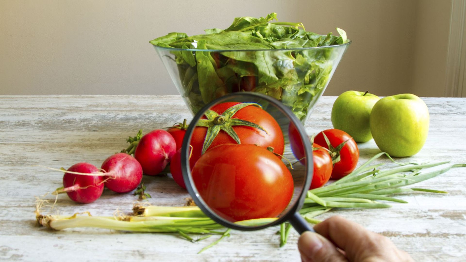 3 astuces pour enlever les pesticides de la peau des fruits et légumes