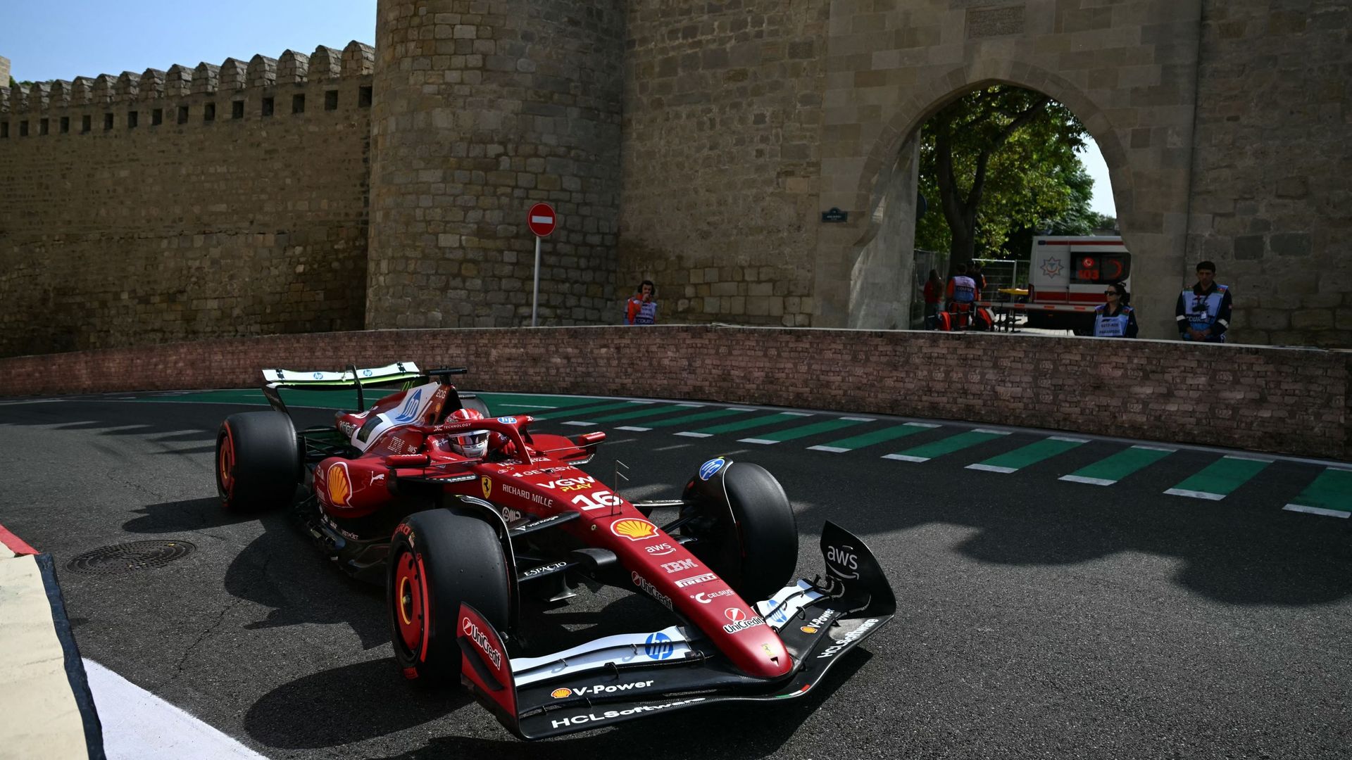 Direct vidéo - F1 Azerbaïdjan : les Ferrari ou Verstappen pour inquiéter les McLaren ?