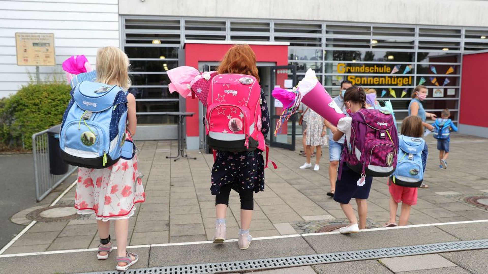 Des élèves rentrent à l'école à Oberpleis (près de Cologne, ouest de l'Allemagne)
