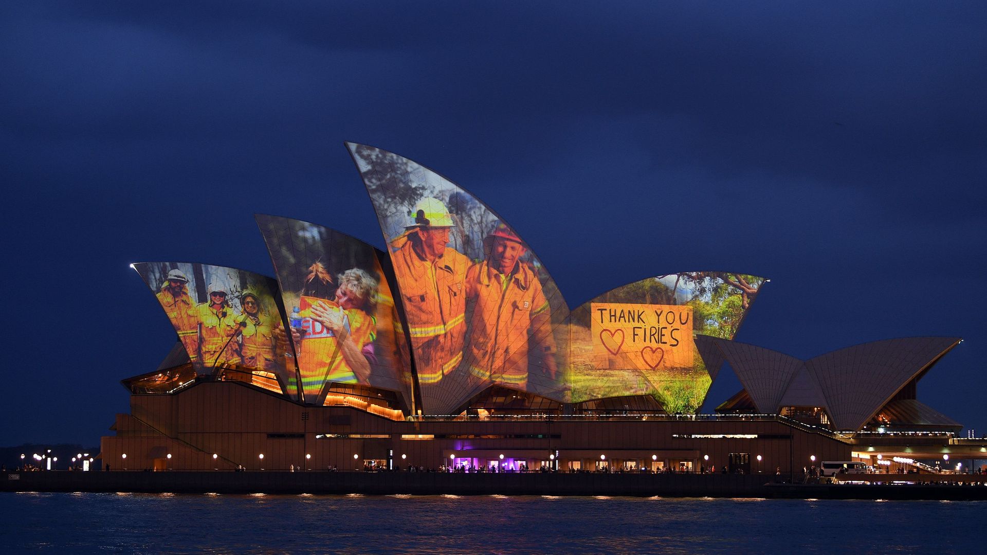 L’Opéra de Sydney rend hommage aux pompiers australiens
