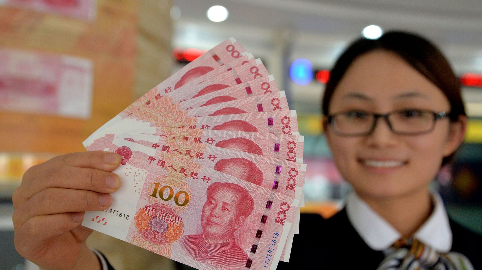 Chine: un nouveau billet de 100 yuans anticontrefaçon... rejeté par des  distributeurs - RTBF Actus