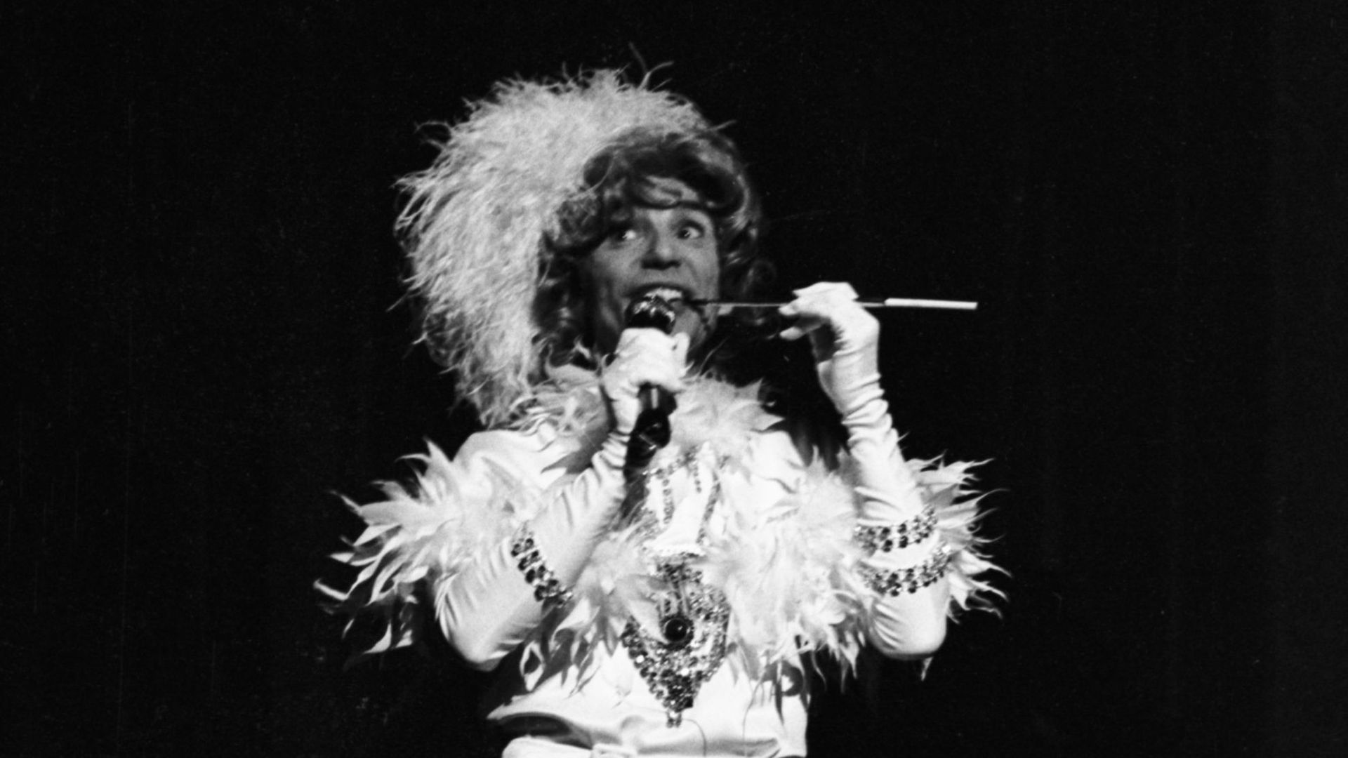 L’imitateur et humoriste Claude Véga sur la scène du Théâtre de la Renaissance à Paris le 4 novembre 1977.