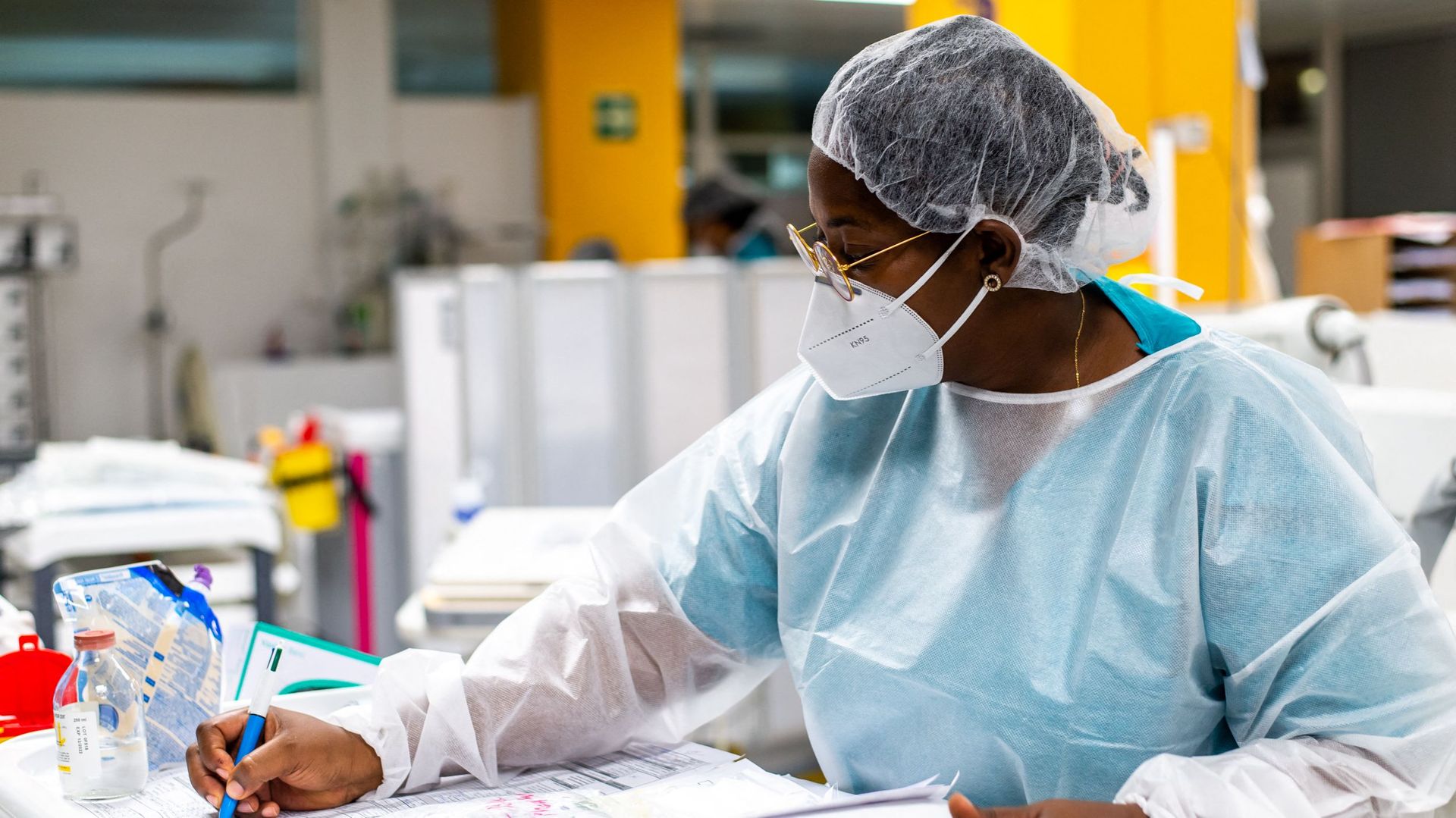 Image d'illustration - Une infirmière en poste dans l'unité de soins intensifs au Centre Hospitalier Universitaire (CHU) de Pointe-a-Pitre, en Guadeloupe, le 24 septembre 2020.