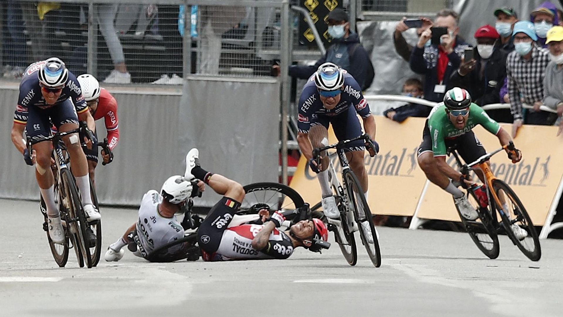 Caleb Ewan et Peter Sagan au sol dans le final de la 3e étape du Tour de France.